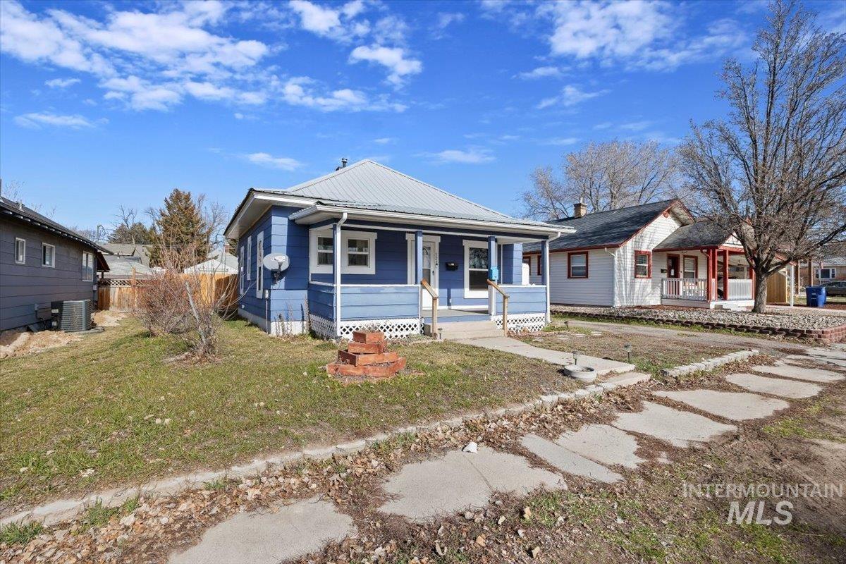 320 B Ave E, Jerome, Idaho 83338, 3 Bedrooms, 1 Bathroom, Residential For Sale, Price $240,000,MLS 98974408
