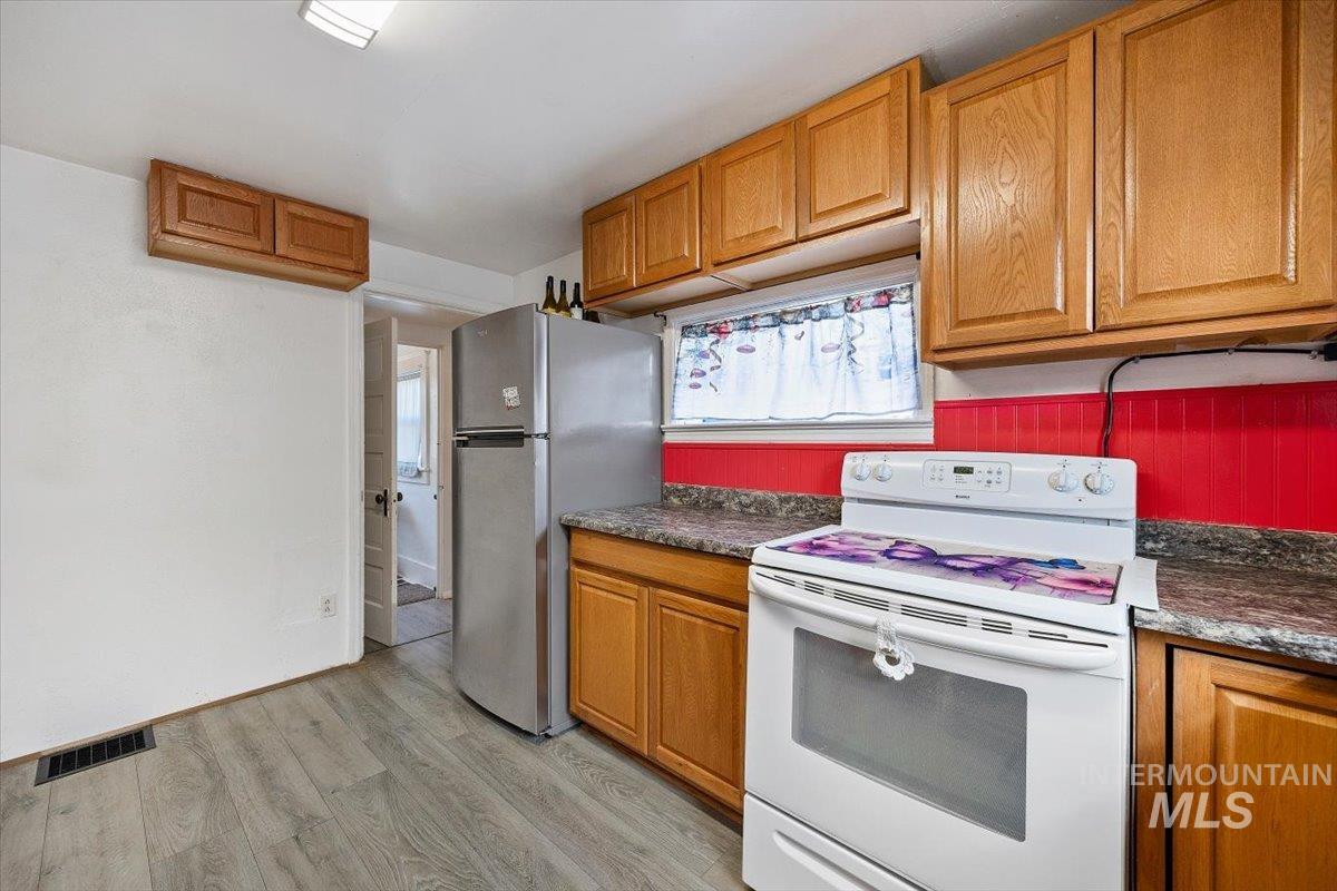 320 B Ave E, Jerome, Idaho 83338, 3 Bedrooms, 1 Bathroom, Residential For Sale, Price $240,000,MLS 98974408