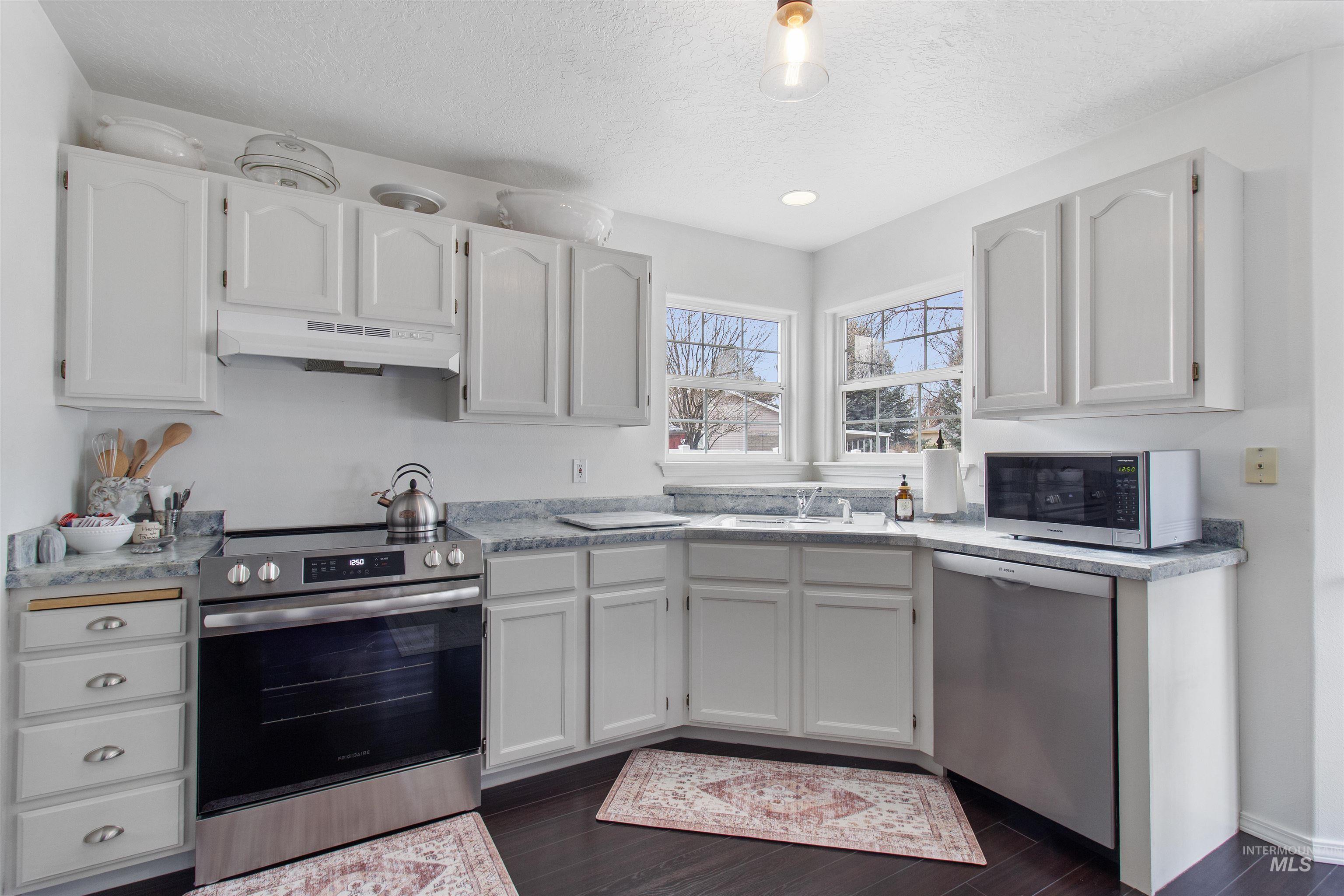 959 Cypress Way, Twin Falls, Idaho 83301-6777, 4 Bedrooms, 2 Bathrooms, Residential For Sale, Price $374,500, 98974420