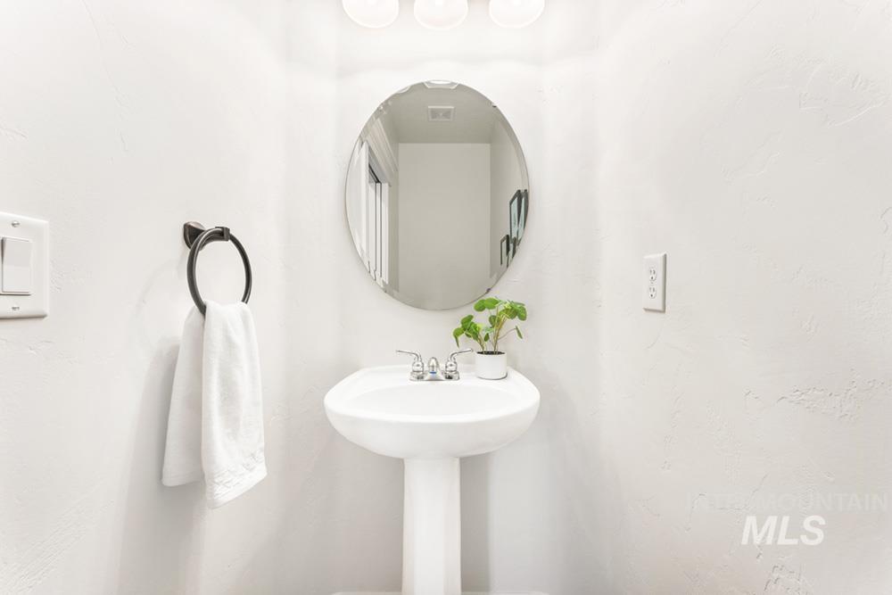 1708 E Sagemoor Dr, Meridian, Idaho 83642, 4 Bedrooms, 2.5 Bathrooms, Residential For Sale, Price $485,000,MLS 98974428