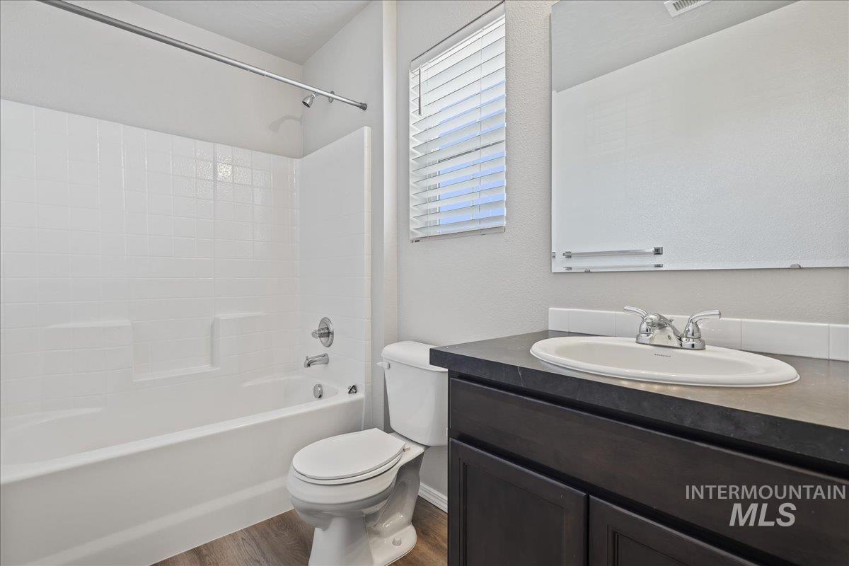 975 W Apple Pine St, Meridian, Idaho 83646-6058, 3 Bedrooms, 2.5 Bathrooms, Residential For Sale, Price $384,990,MLS 98974434