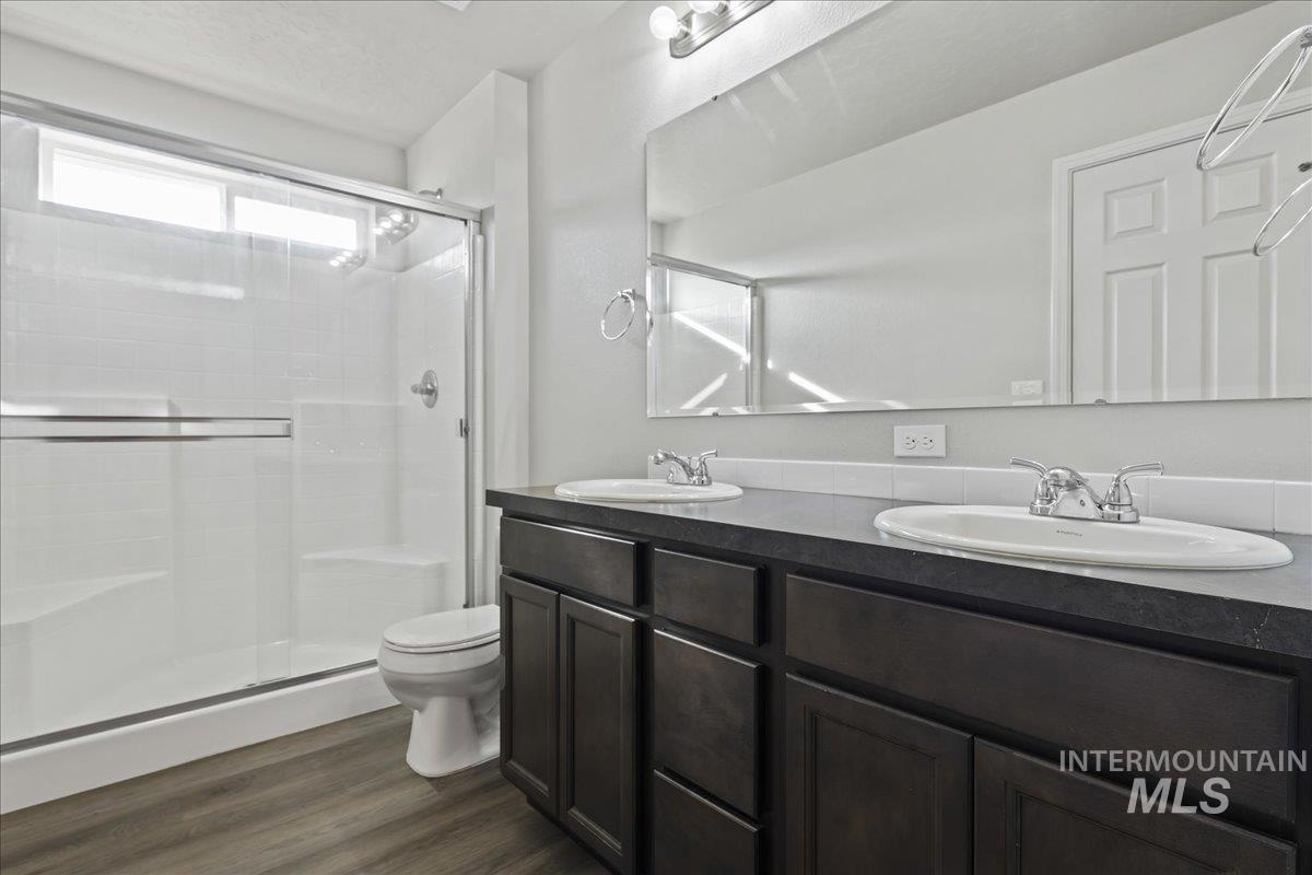 975 W Apple Pine St, Meridian, Idaho 83646-6058, 3 Bedrooms, 2.5 Bathrooms, Residential For Sale, Price $384,990,MLS 98974434