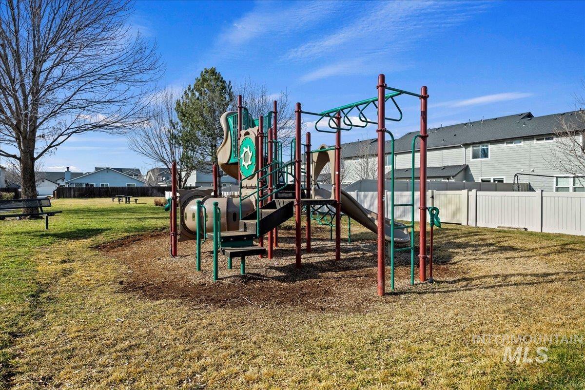 975 W Apple Pine St, Meridian, Idaho 83646-6058, 3 Bedrooms, 2.5 Bathrooms, Residential For Sale, Price $384,990,MLS 98974434