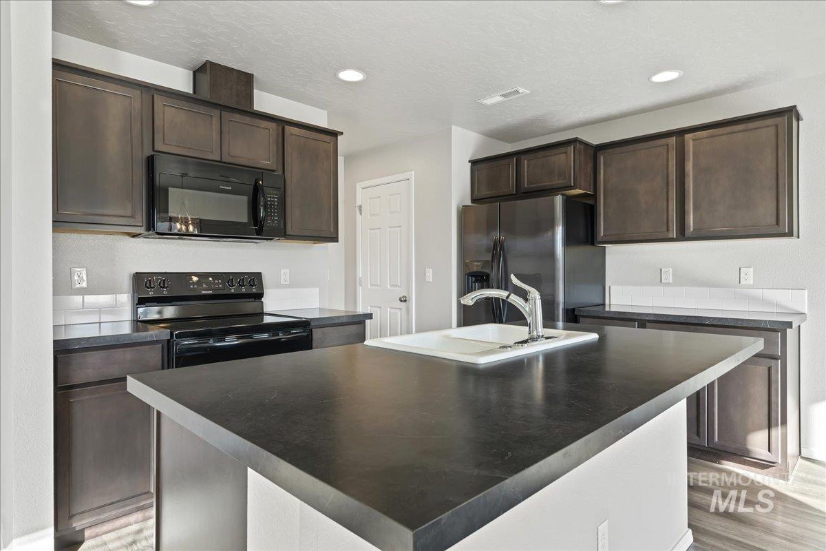 975 W Apple Pine St, Meridian, Idaho 83646-6058, 3 Bedrooms, 2.5 Bathrooms, Residential For Sale, Price $384,990,MLS 98974434