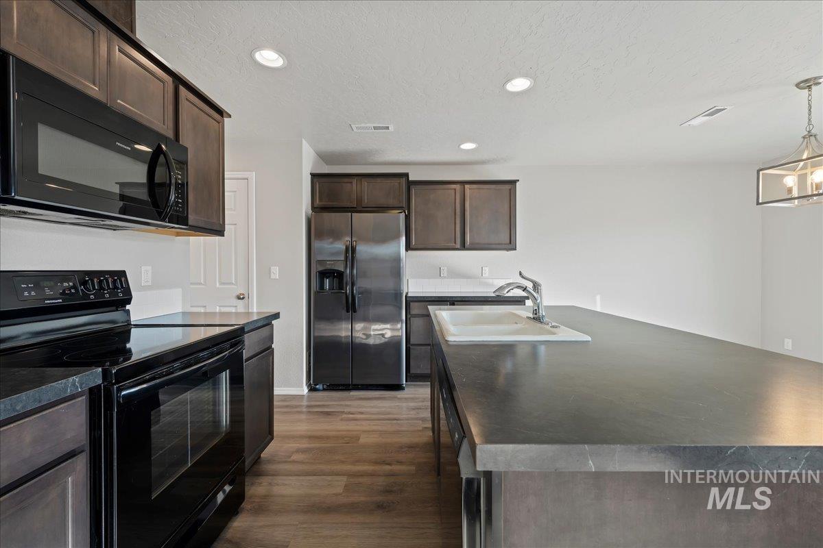 975 W Apple Pine St, Meridian, Idaho 83646-6058, 3 Bedrooms, 2.5 Bathrooms, Residential For Sale, Price $384,990,MLS 98974434