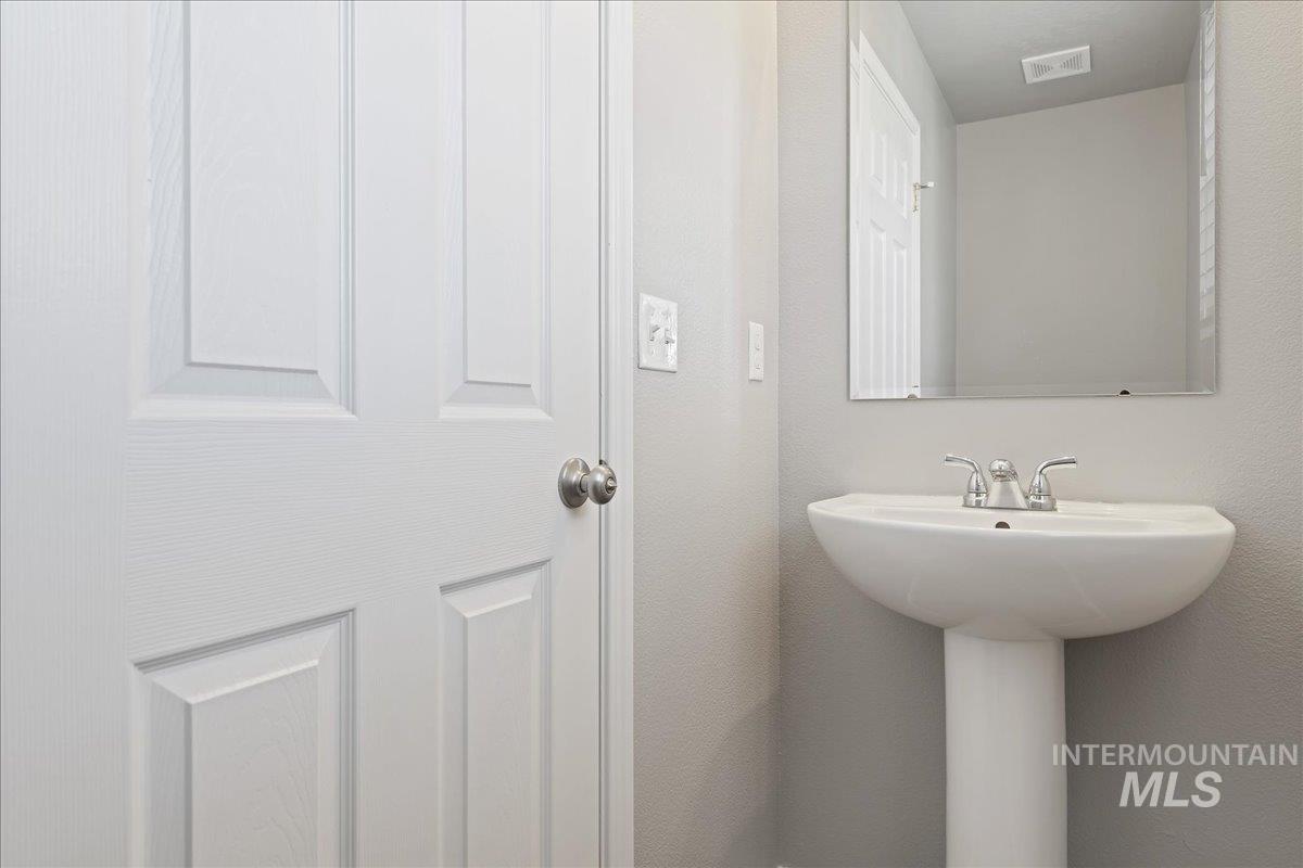 850 W Woodpine St, Meridian, Idaho 83646-6060, 3 Bedrooms, 2.5 Bathrooms, Residential For Sale, Price $384,990,MLS 98974440