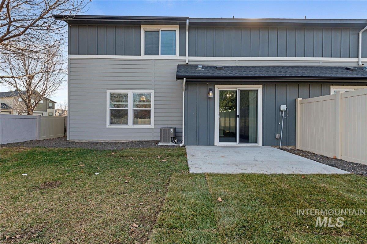 850 W Woodpine St, Meridian, Idaho 83646-6060, 3 Bedrooms, 2.5 Bathrooms, Residential For Sale, Price $384,990,MLS 98974440