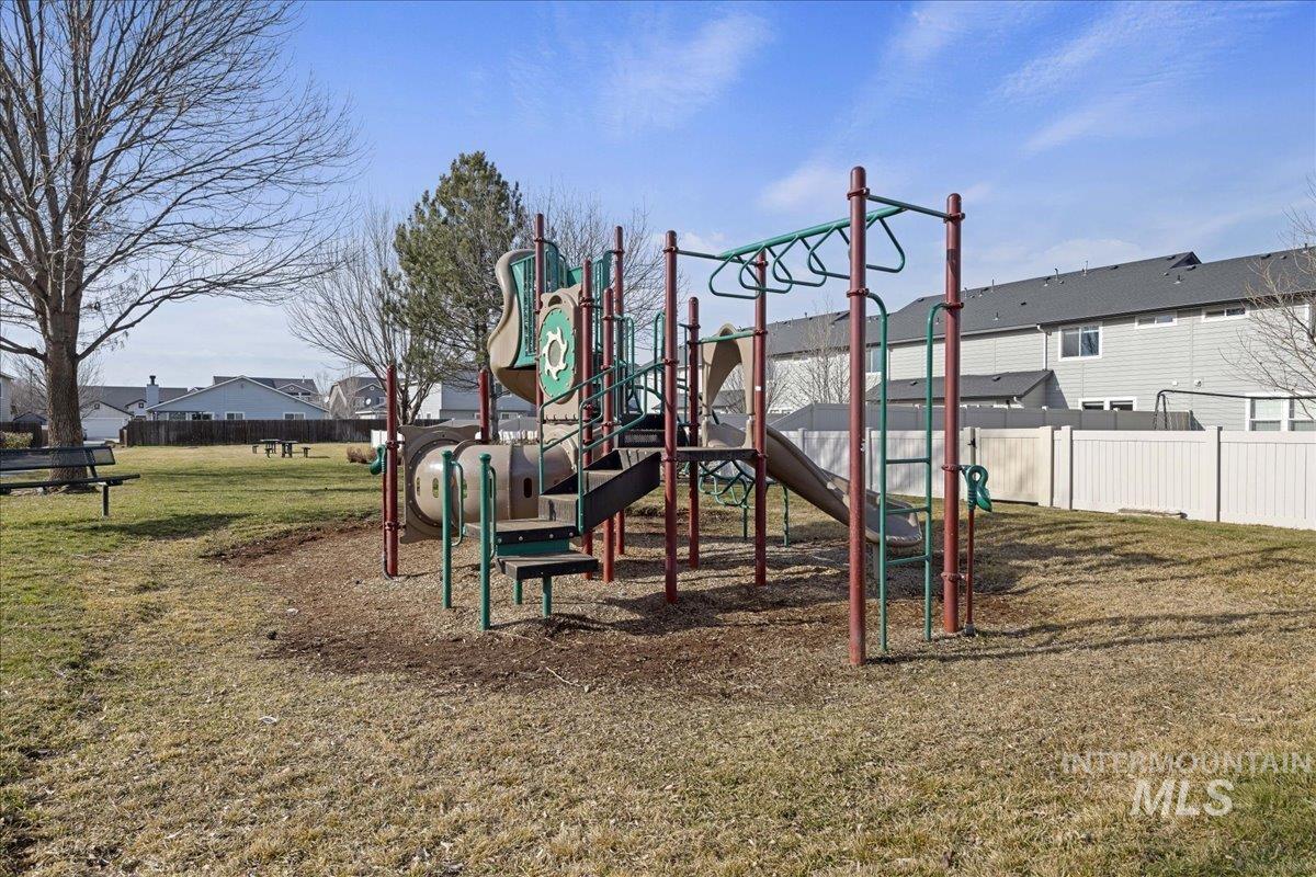 850 W Woodpine St, Meridian, Idaho 83646-6060, 3 Bedrooms, 2.5 Bathrooms, Residential For Sale, Price $384,990,MLS 98974440