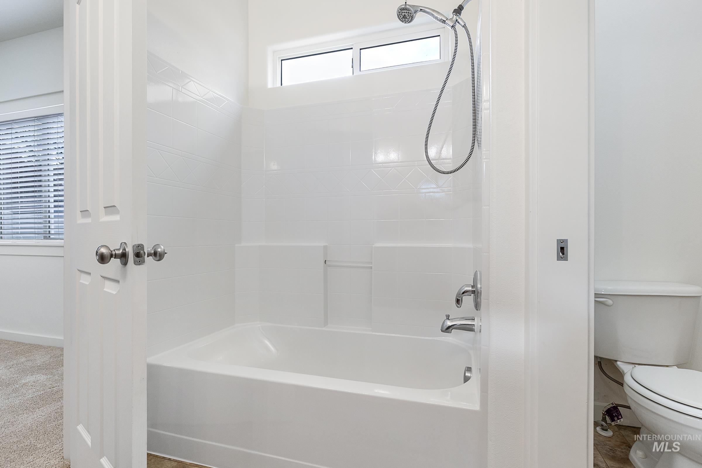 1373 W Loretta, Meridian, Idaho 83646, 3 Bedrooms, 2 Bathrooms, Residential For Sale, Price $409,900,MLS 98974468