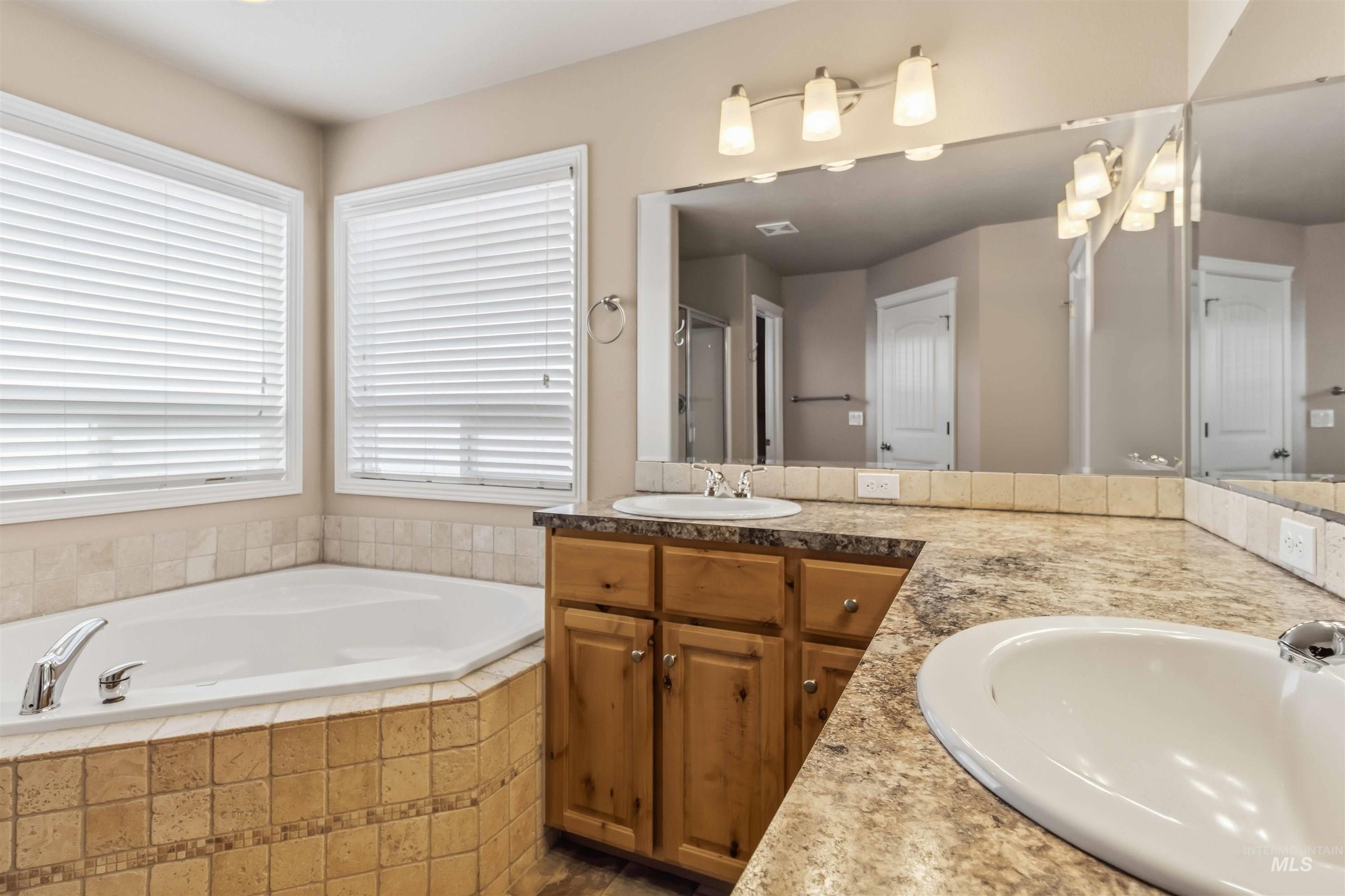 11439 W Mission Pointe Dr, Nampa, Idaho 83651, 3 Bedrooms, 2 Bathrooms, Residential For Sale, Price $415,000,MLS 98974469