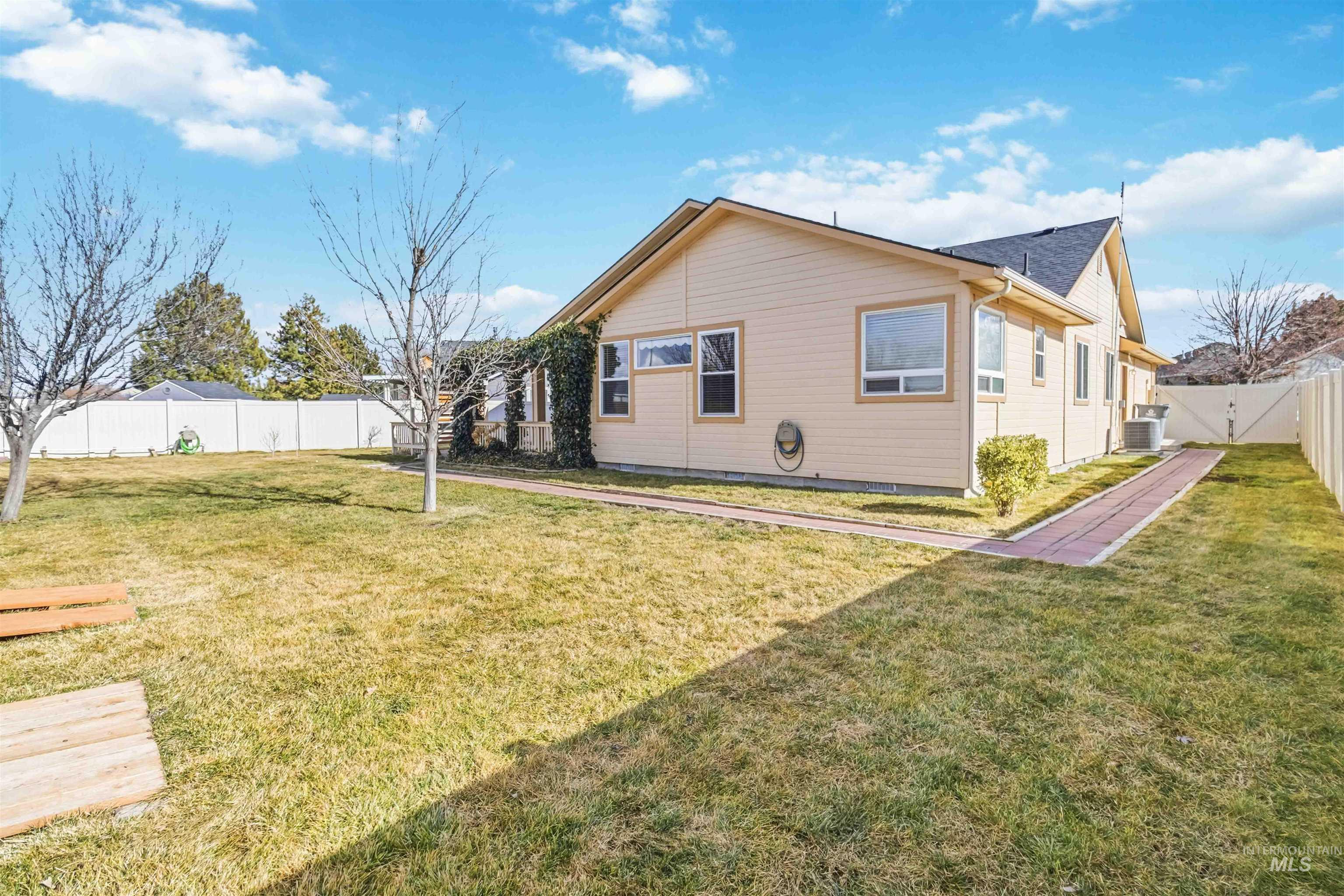 11439 W Mission Pointe Dr, Nampa, Idaho 83651, 3 Bedrooms, 2 Bathrooms, Residential For Sale, Price $415,000,MLS 98974469