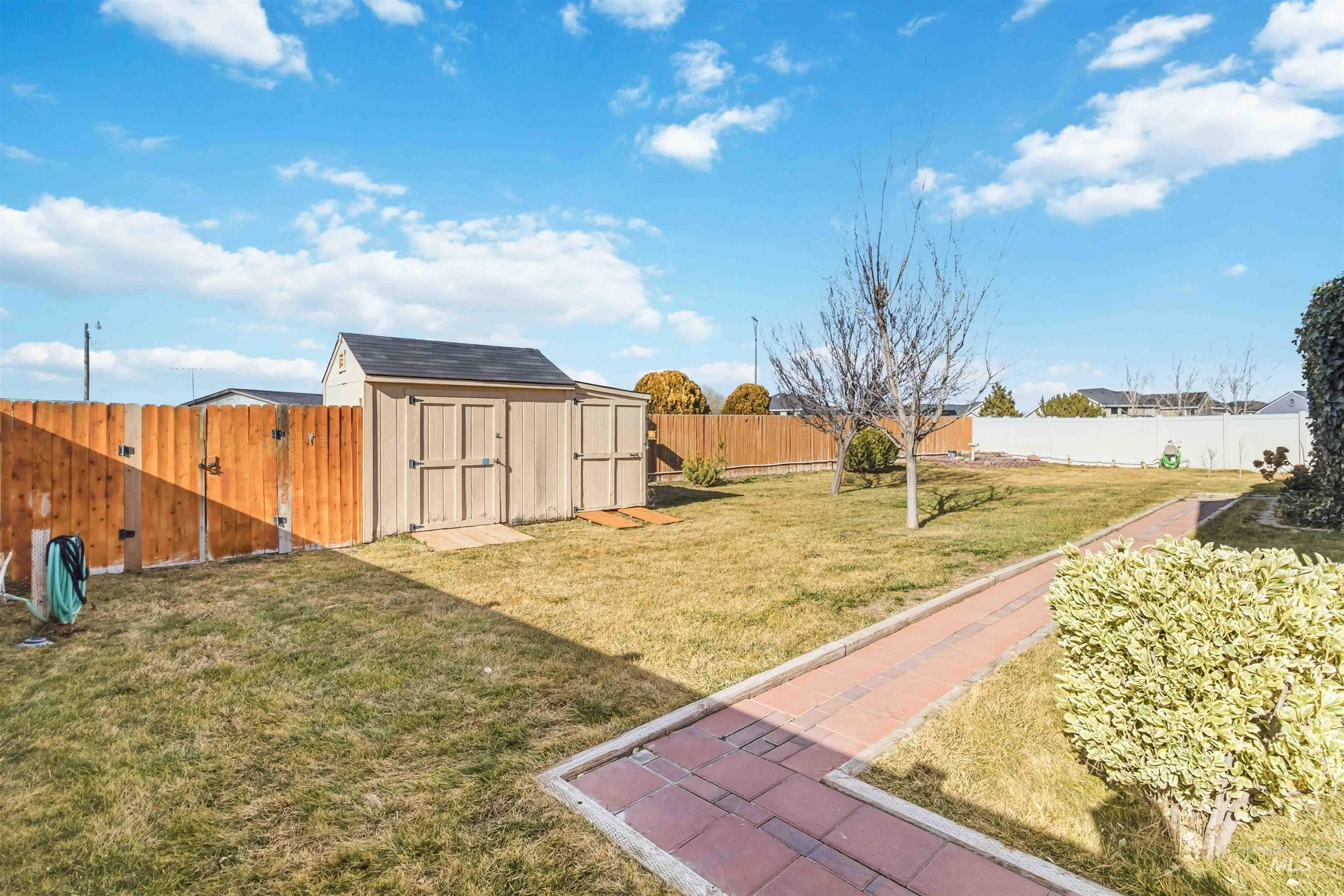 11439 W Mission Pointe Dr, Nampa, Idaho 83651, 3 Bedrooms, 2 Bathrooms, Residential For Sale, Price $415,000,MLS 98974469