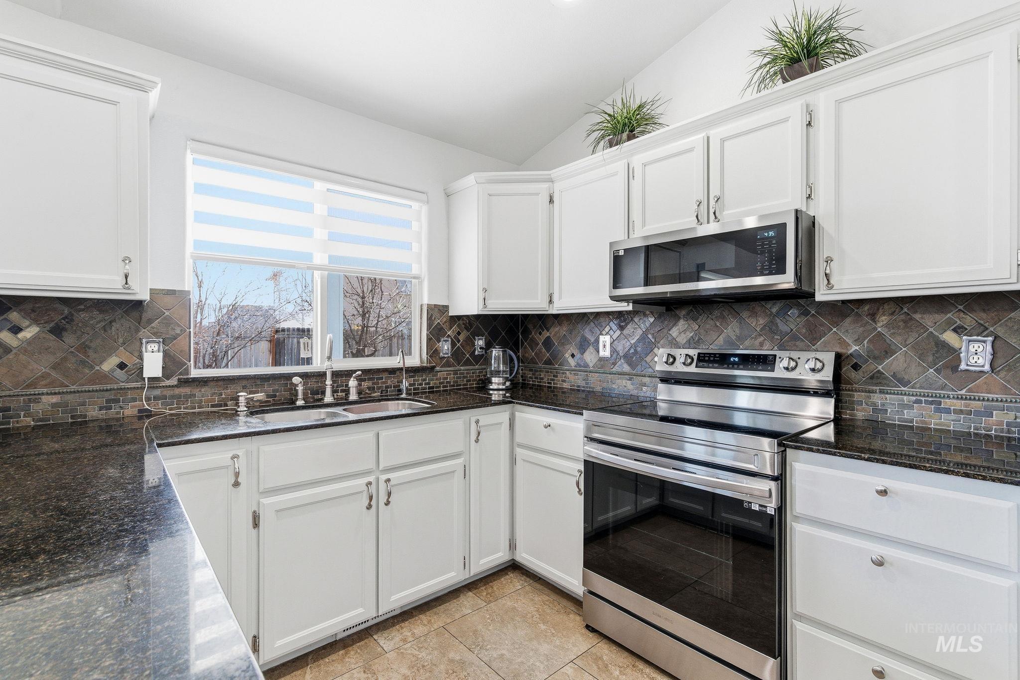 16968 N Dememere Loop, Nampa, Idaho 83687, 3 Bedrooms, 2 Bathrooms, Residential For Sale, Price $410,000,MLS 98974478