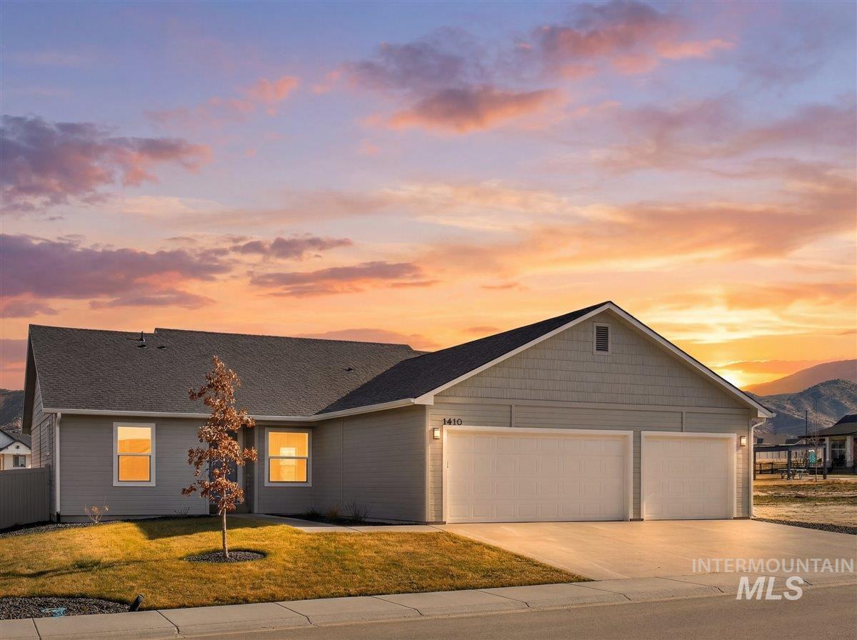 1410 Regency Way, Emmett, Idaho 83617, 3 Bedrooms, 2 Bathrooms, Residential For Sale, Price $427,000,MLS 98974482