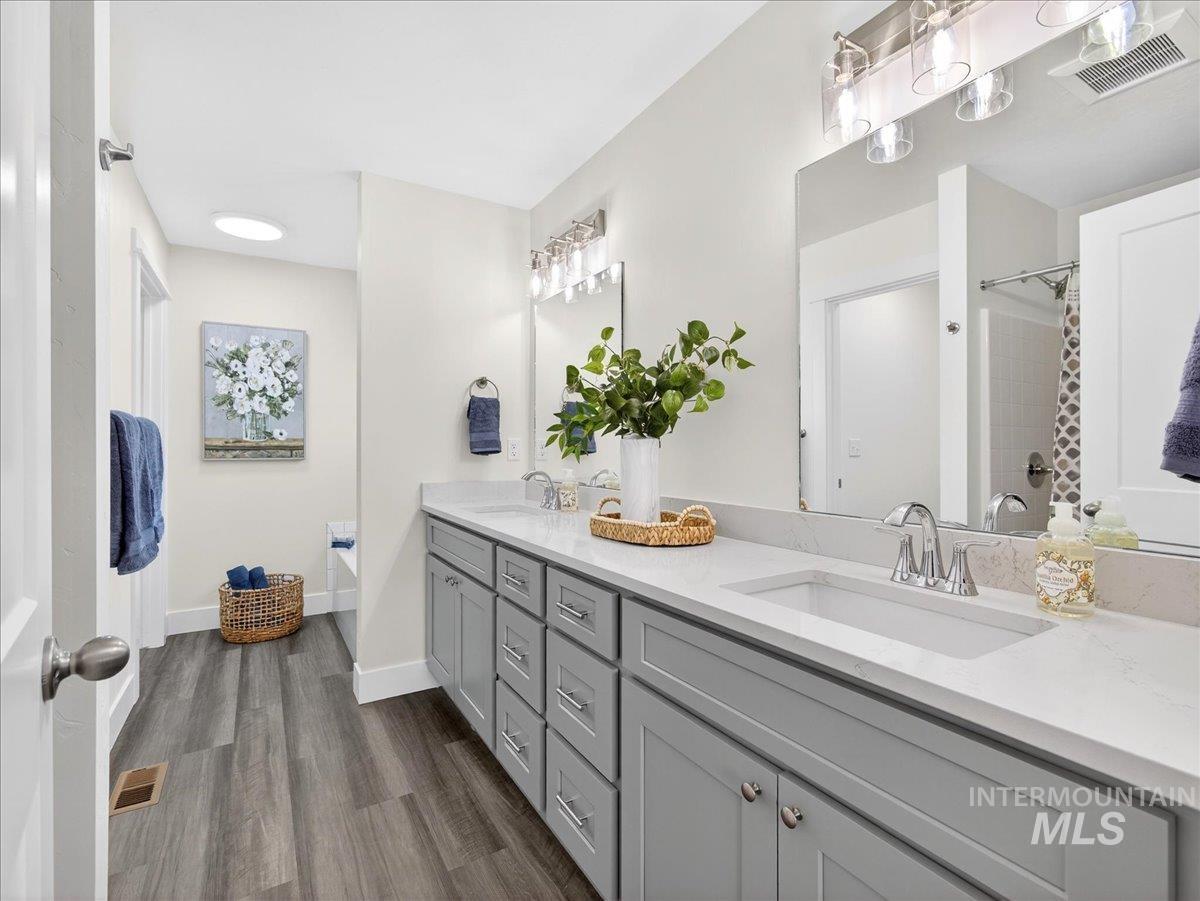 1410 Regency Way, Emmett, Idaho 83617, 3 Bedrooms, 2 Bathrooms, Residential For Sale, Price $427,000,MLS 98974482