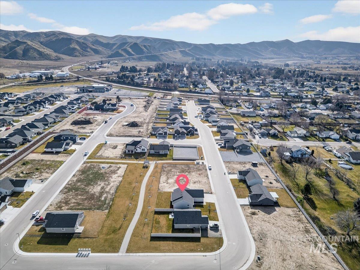 1410 Regency Way, Emmett, Idaho 83617, 3 Bedrooms, 2 Bathrooms, Residential For Sale, Price $427,000,MLS 98974482