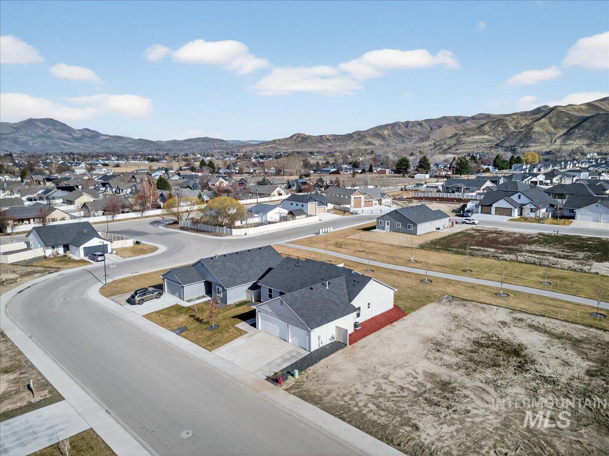1410 Regency Way, Emmett, Idaho 83617, 3 Bedrooms, 2 Bathrooms, Residential For Sale, Price $427,000,MLS 98974482