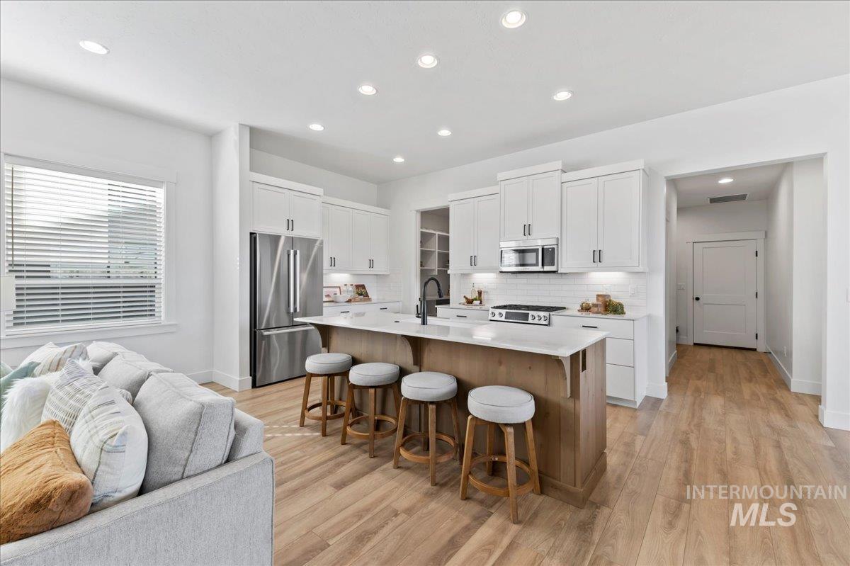 6370 N Barholm Ln, Eagle, Idaho 83616, 3 Bedrooms, 2 Bathrooms, Residential For Sale, Price $584,900,MLS 98974489