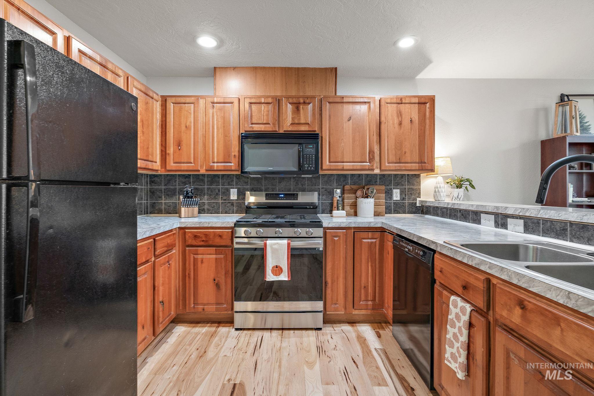 6937 W Preece Ln., Boise, Idaho 83704, 2 Bedrooms, 1.5 Bathrooms, Residential For Sale, Price $319,900,MLS 98974505