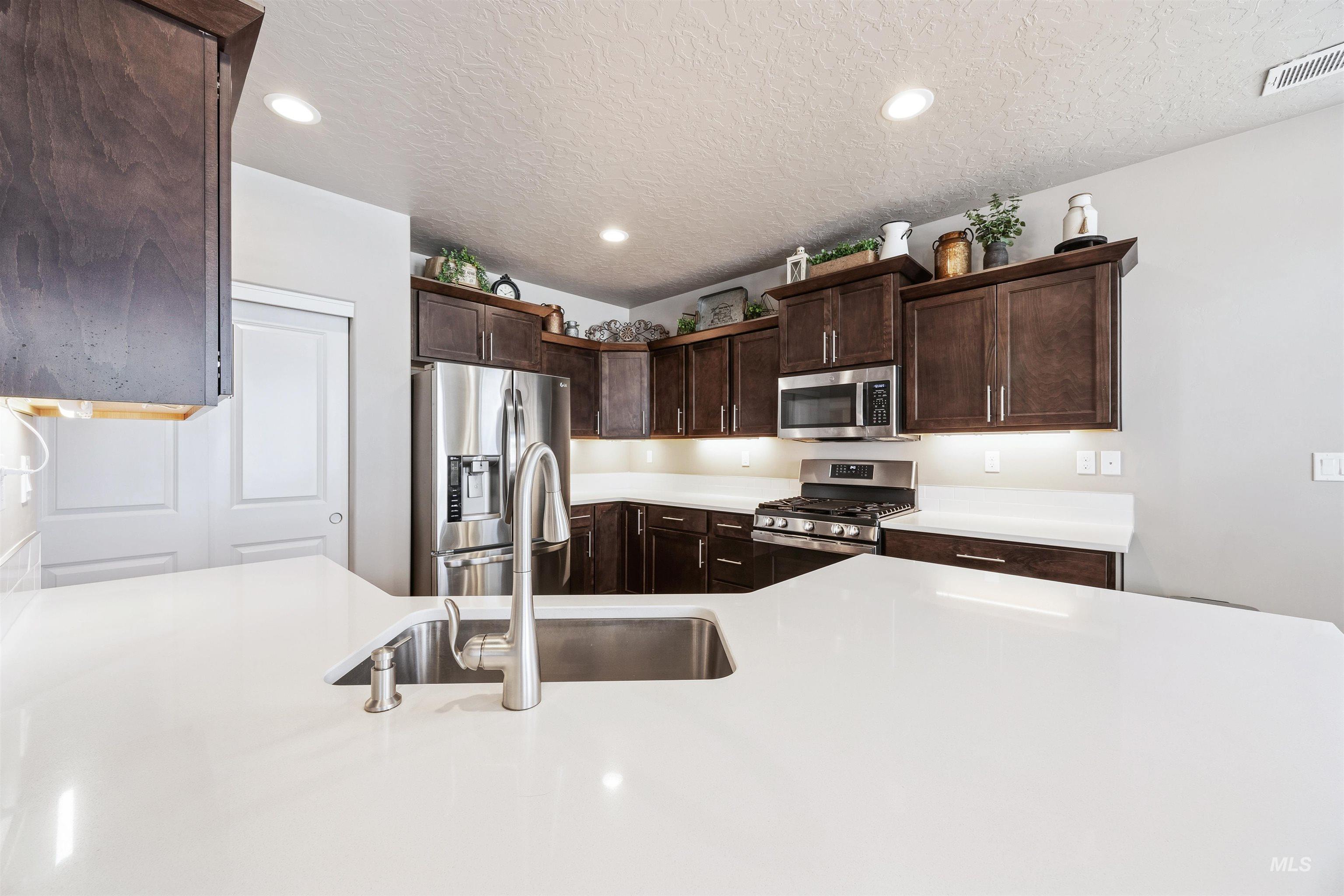 2588 E Mcintosh Ct, Emmett, Idaho 83617, 3 Bedrooms, 2 Bathrooms, Residential For Sale, Price $445,900,MLS 98974507