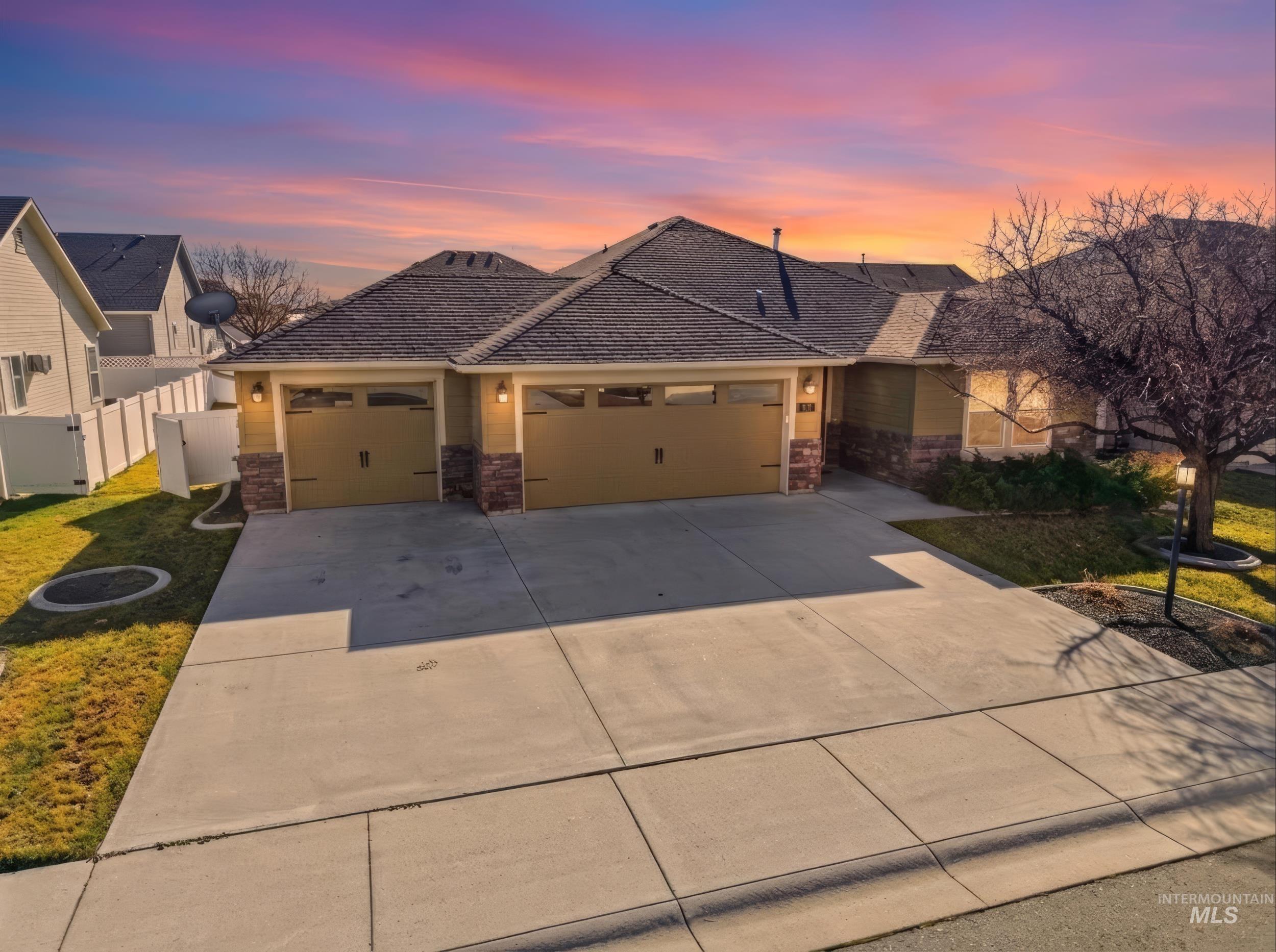 419 W Thornwood St, Nampa, Idaho 83686, 3 Bedrooms, 2 Bathrooms, Residential For Sale, Price $440,000,MLS 98974523