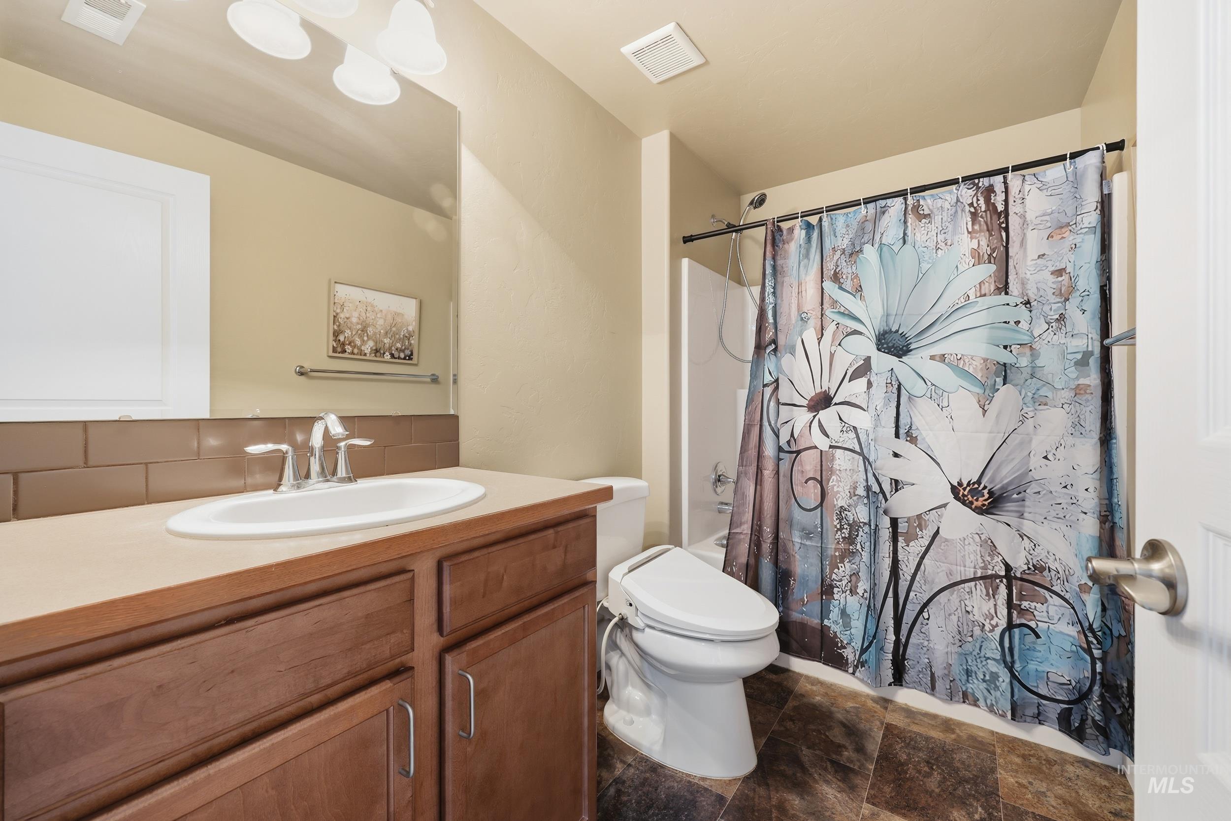 419 W Thornwood St, Nampa, Idaho 83686, 3 Bedrooms, 2 Bathrooms, Residential For Sale, Price $440,000,MLS 98974523