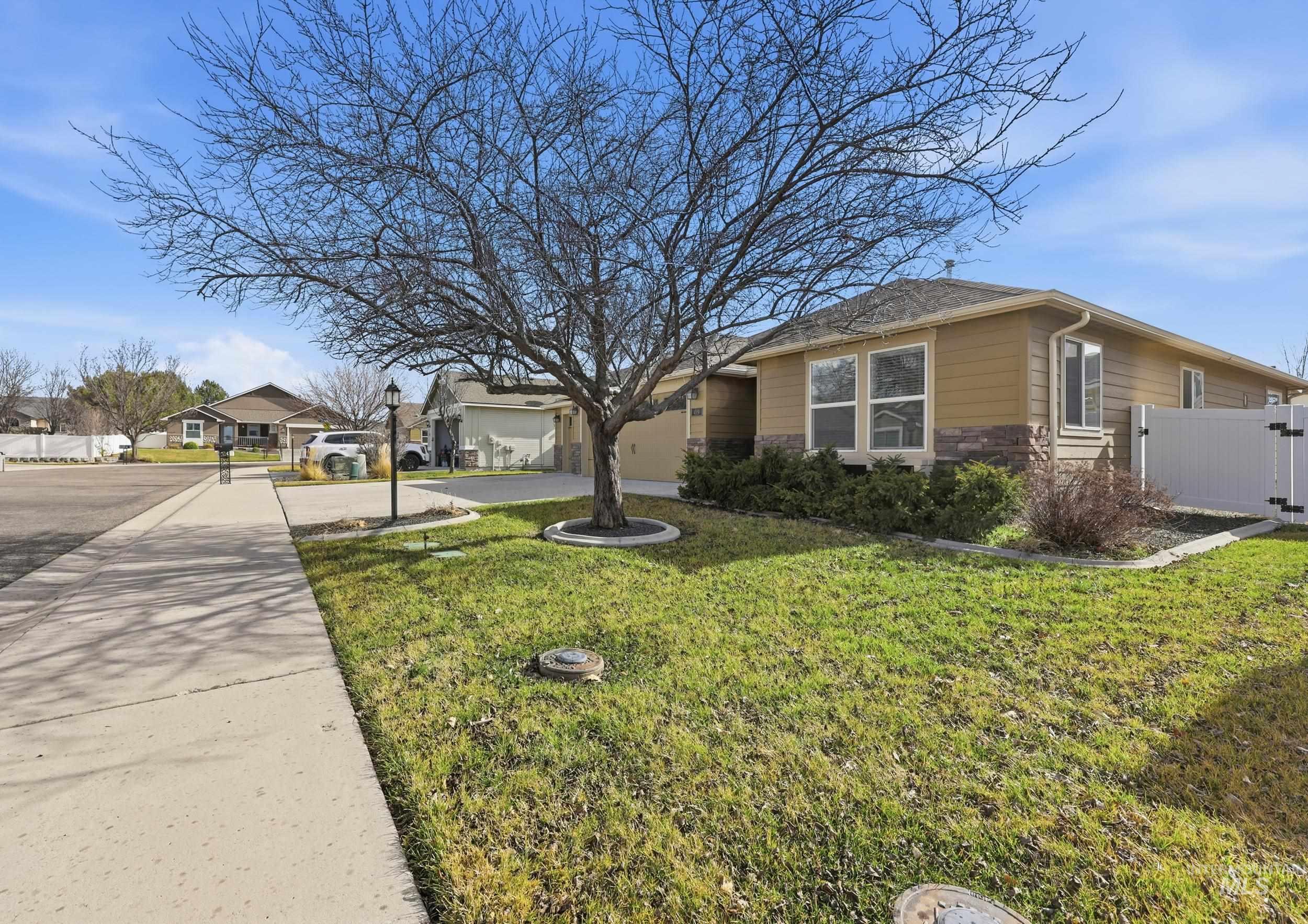 419 W Thornwood St, Nampa, Idaho 83686, 3 Bedrooms, 2 Bathrooms, Residential For Sale, Price $440,000,MLS 98974523