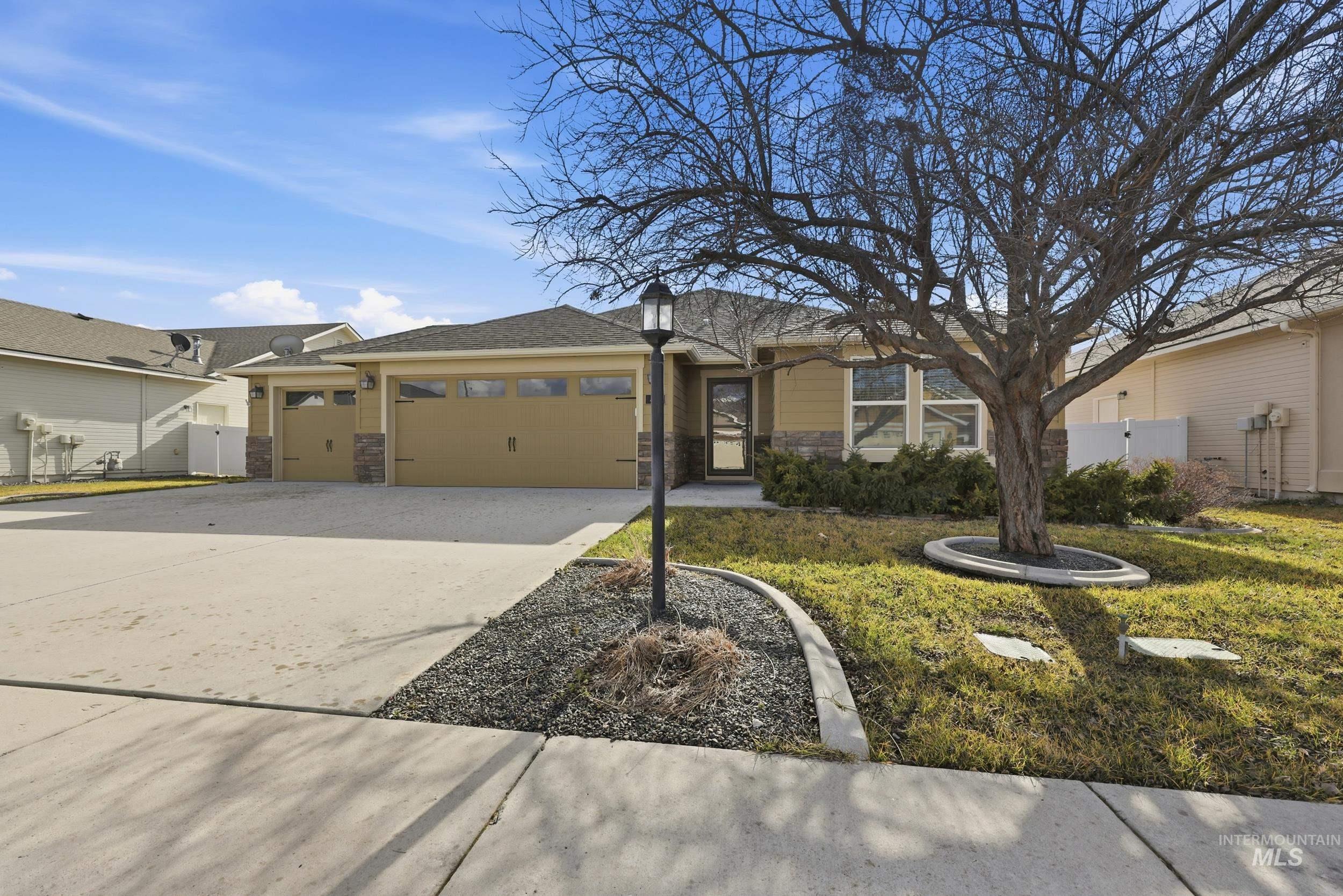 419 W Thornwood St, Nampa, Idaho 83686, 3 Bedrooms, 2 Bathrooms, Residential For Sale, Price $440,000,MLS 98974523