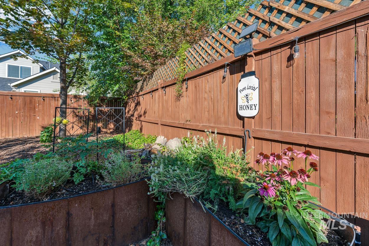 3637 N Park Crossing, Meridian, Idaho 83646, 4 Bedrooms, 2.5 Bathrooms, Residential For Sale, Price $549,900,MLS 98974525