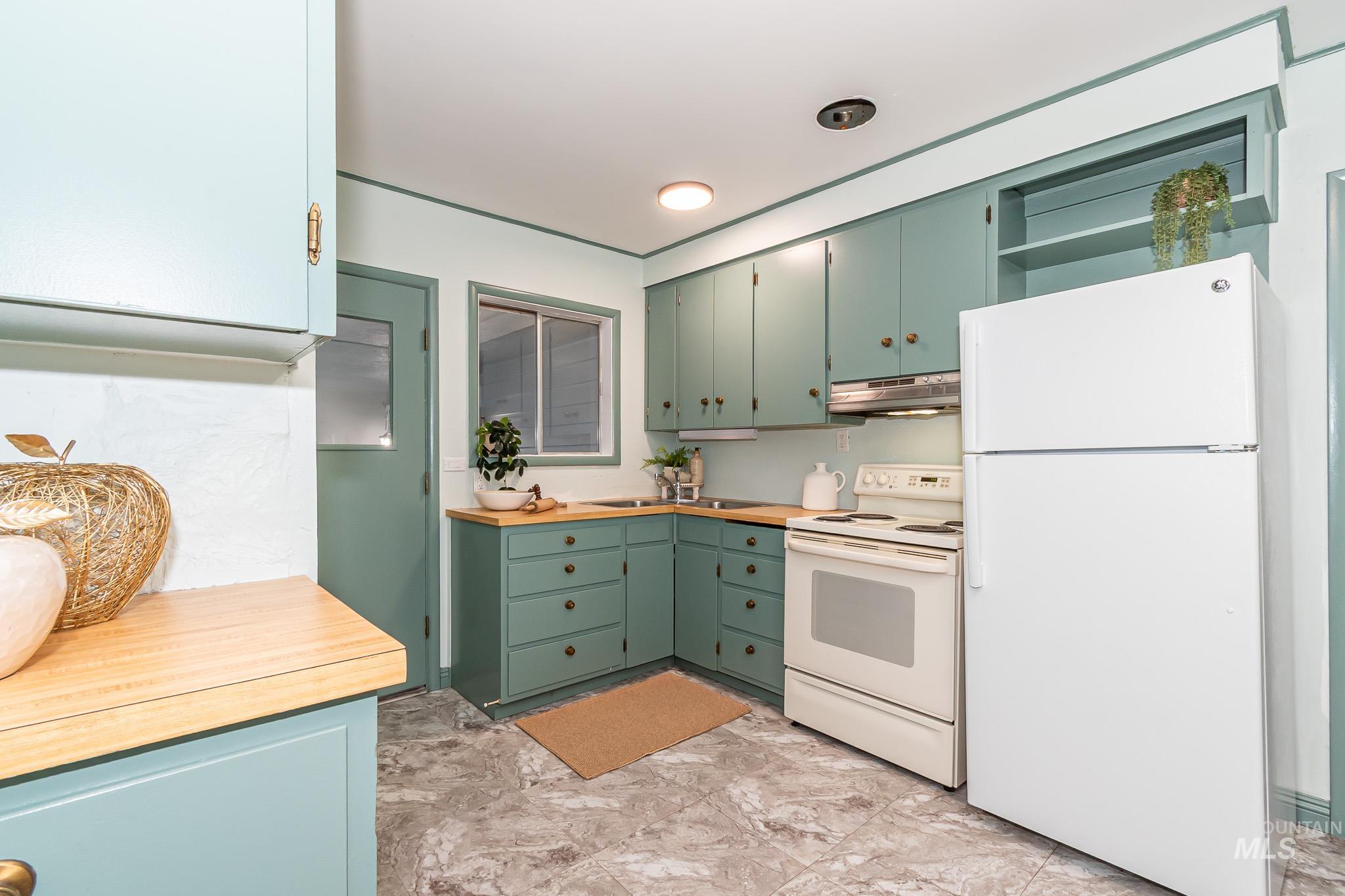 3920 W Dorian, Boise, Idaho 83705-2944, 3 Bedrooms, 2 Bathrooms, Residential For Sale, Price $448,000, 98974570