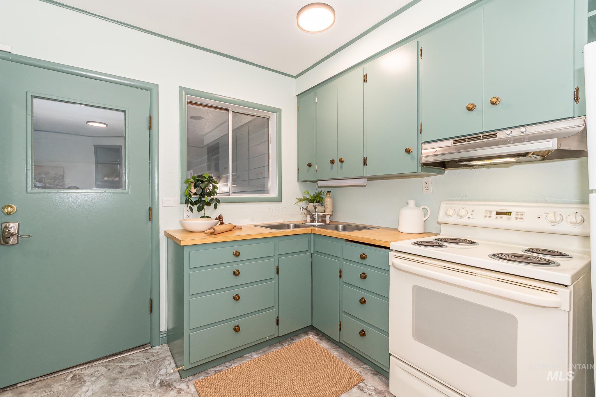 3920 W Dorian, Boise, Idaho 83705-2944, 3 Bedrooms, 2 Bathrooms, Residential For Sale, Price $448,000, 98974570