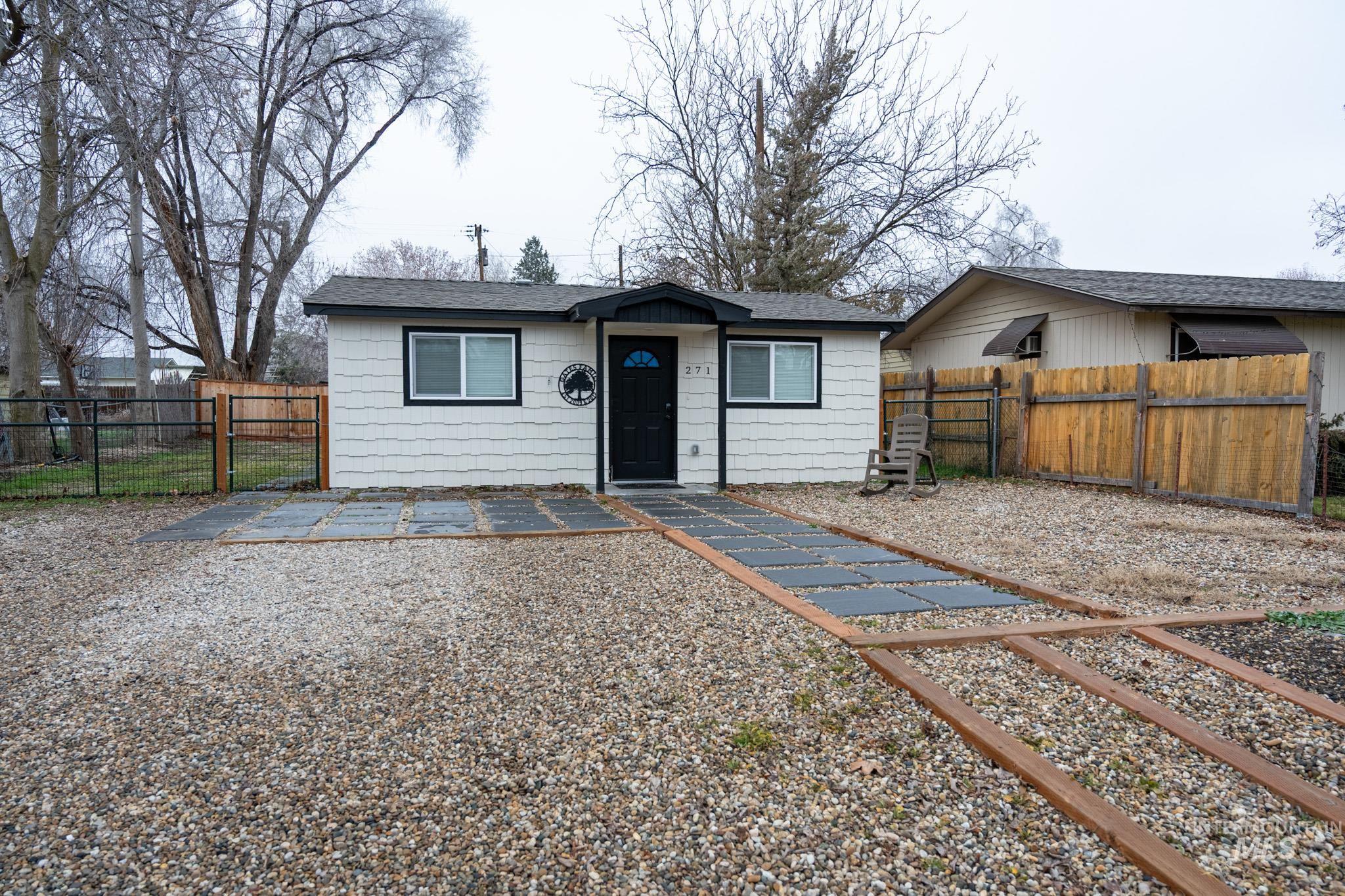 271 NW 7th Street, Ontario, Oregon 97914, 1 Bedroom, 1 Bathroom, Residential Income For Sale, Price $305,000, 98974584