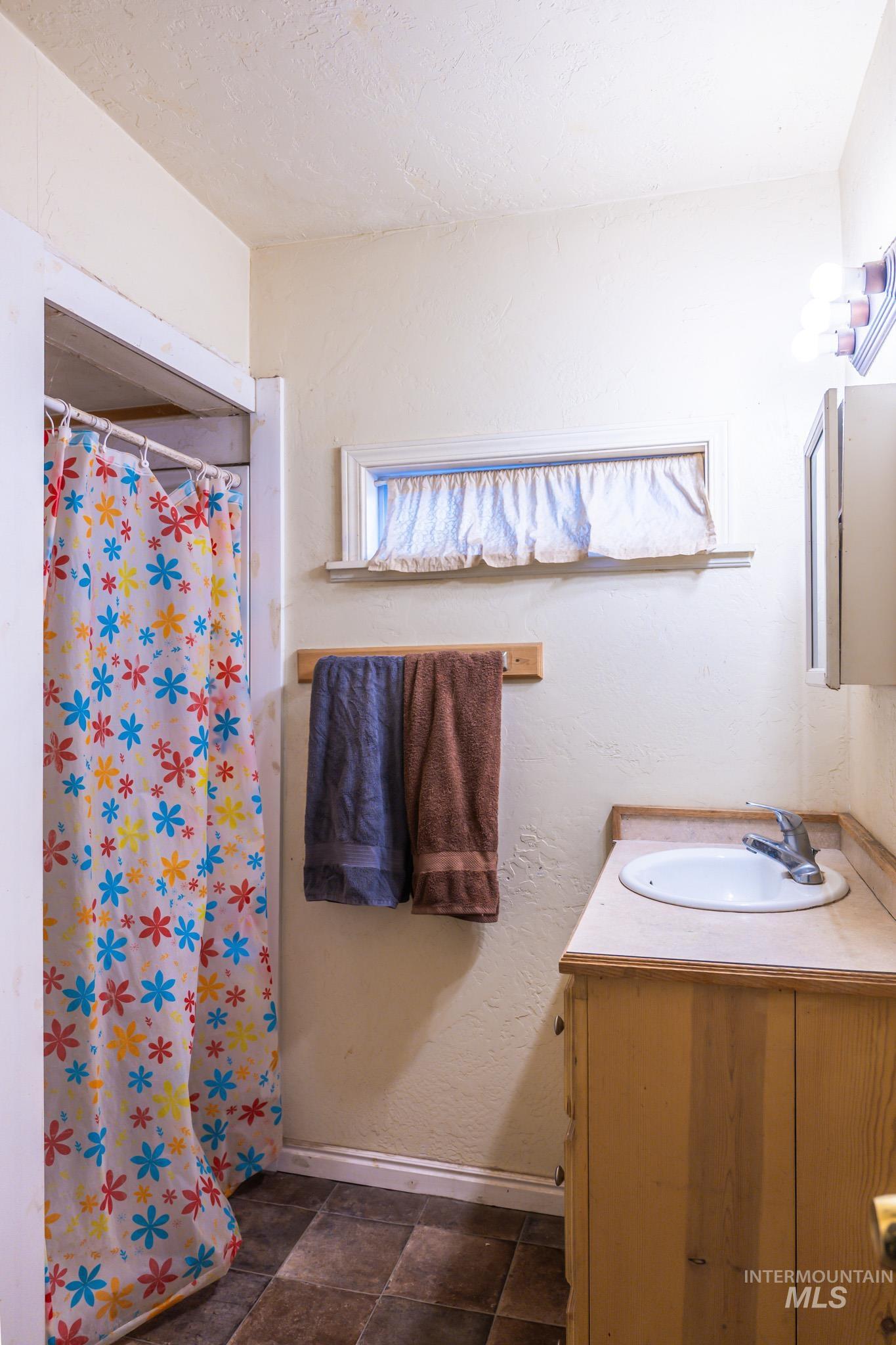 271 NW 7th Street, Ontario, Oregon 97914, 1 Bedroom, 1 Bathroom, Residential Income For Sale, Price $305,000,MLS 98974584