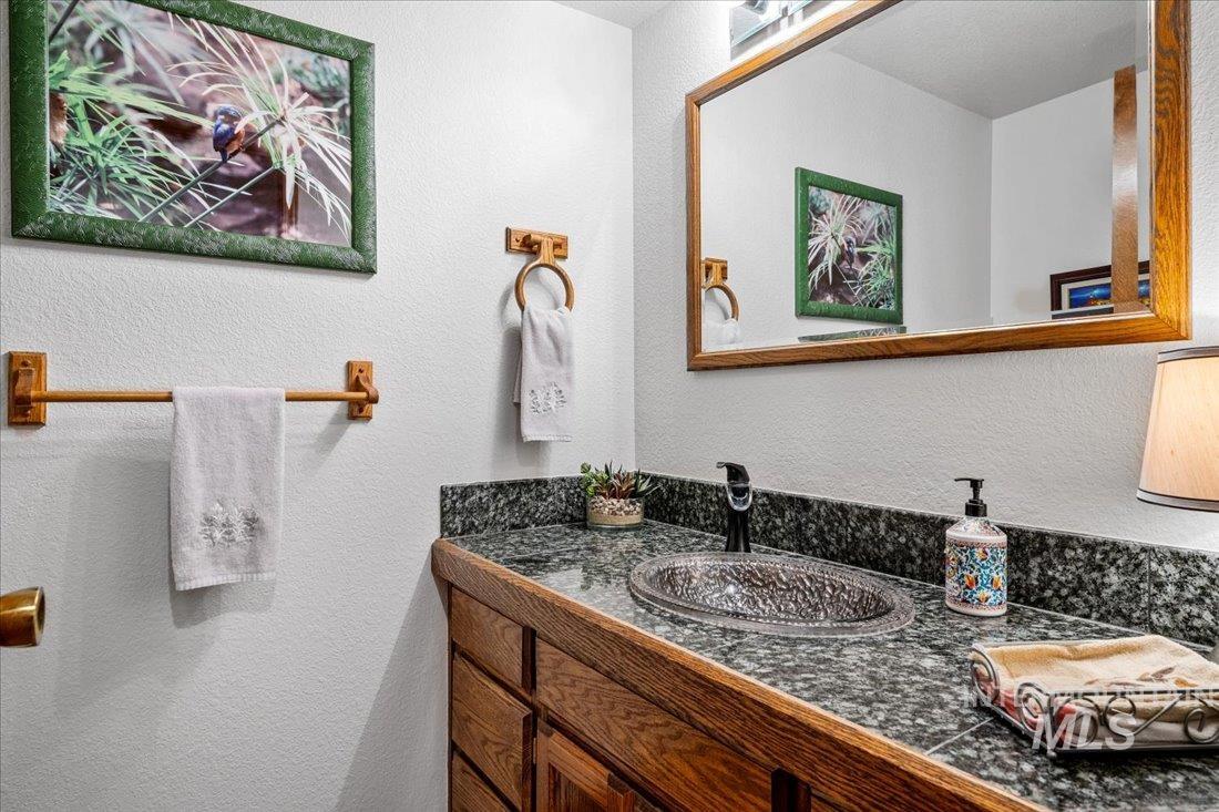 704 N Nicklaus Ln, Eagle, Idaho 83616-5358, 4 Bedrooms, 2.5 Bathrooms, Residential For Sale, Price $725,000,MLS 98974603