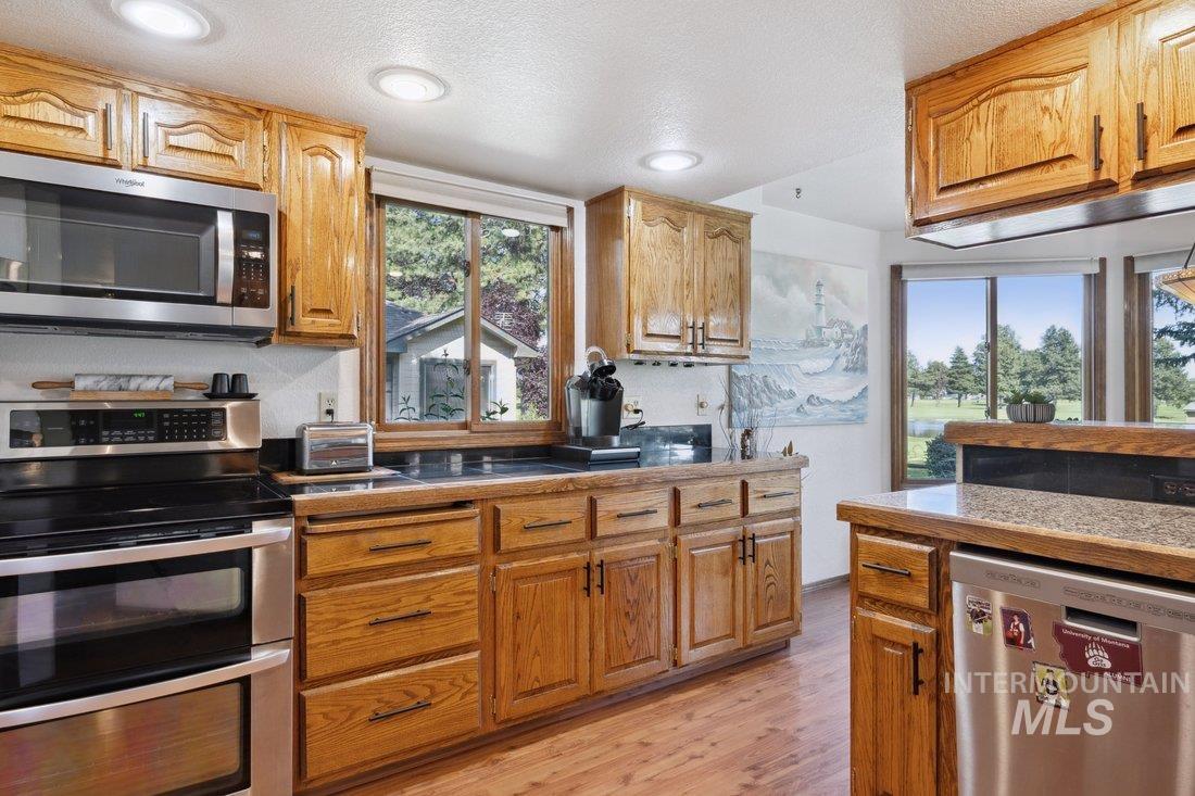 704 N Nicklaus Ln, Eagle, Idaho 83616-5358, 4 Bedrooms, 2.5 Bathrooms, Residential For Sale, Price $725,000,MLS 98974603