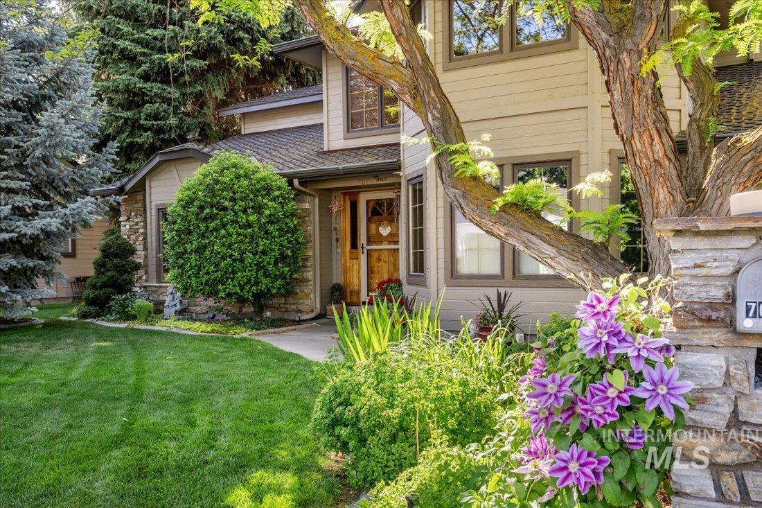 704 N Nicklaus Ln, Eagle, Idaho 83616-5358, 4 Bedrooms, 2.5 Bathrooms, Residential For Sale, Price $725,000,MLS 98974603