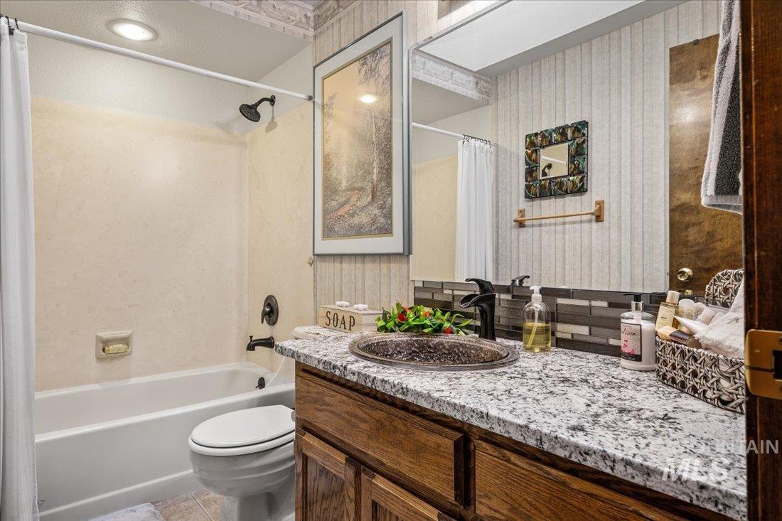 704 N Nicklaus Ln, Eagle, Idaho 83616-5358, 4 Bedrooms, 2.5 Bathrooms, Residential For Sale, Price $725,000,MLS 98974603