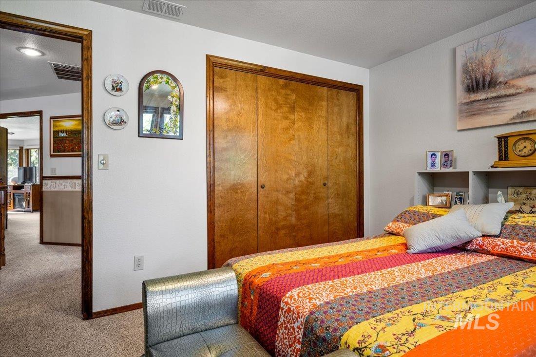 704 N Nicklaus Ln, Eagle, Idaho 83616-5358, 4 Bedrooms, 2.5 Bathrooms, Residential For Sale, Price $725,000,MLS 98974603