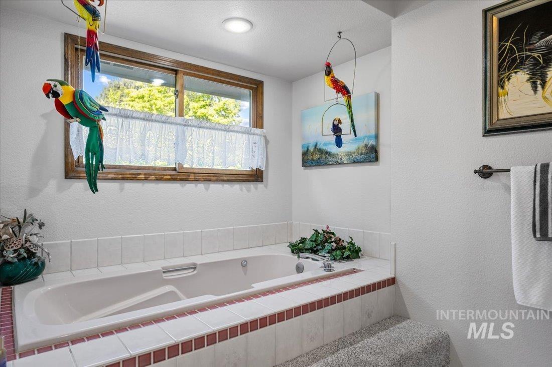 704 N Nicklaus Ln, Eagle, Idaho 83616-5358, 4 Bedrooms, 2.5 Bathrooms, Residential For Sale, Price $725,000,MLS 98974603