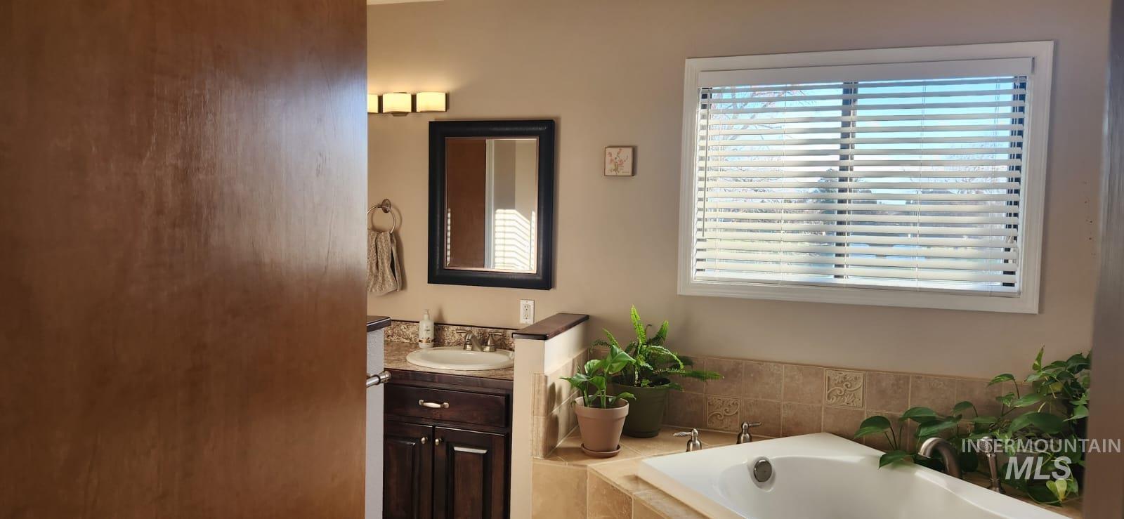 1027 Clear Creek Drive, Buhl, Idaho 83316, 5 Bedrooms, 3.5 Bathrooms, Residential For Sale, Price $750,000,MLS 98974615