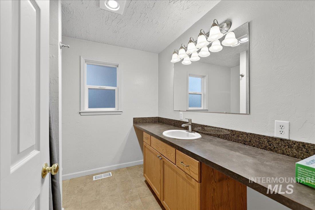 3110 W Stewart Ave, Boise, Idaho 83702, 2 Bedrooms, 1 Bathroom, Residential Income For Sale, Price $585,000,MLS 98974635