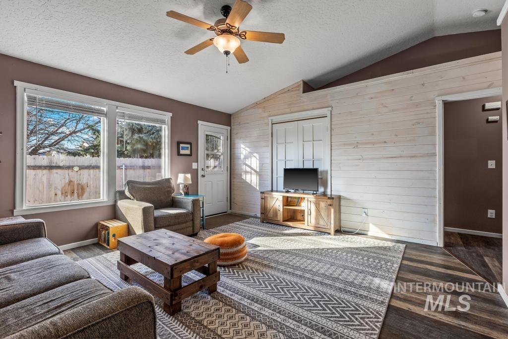 1206 Flint Dr, Caldwell, Idaho 83607, 3 Bedrooms, 2 Bathrooms, Residential For Sale, Price $319,900,MLS 98974657