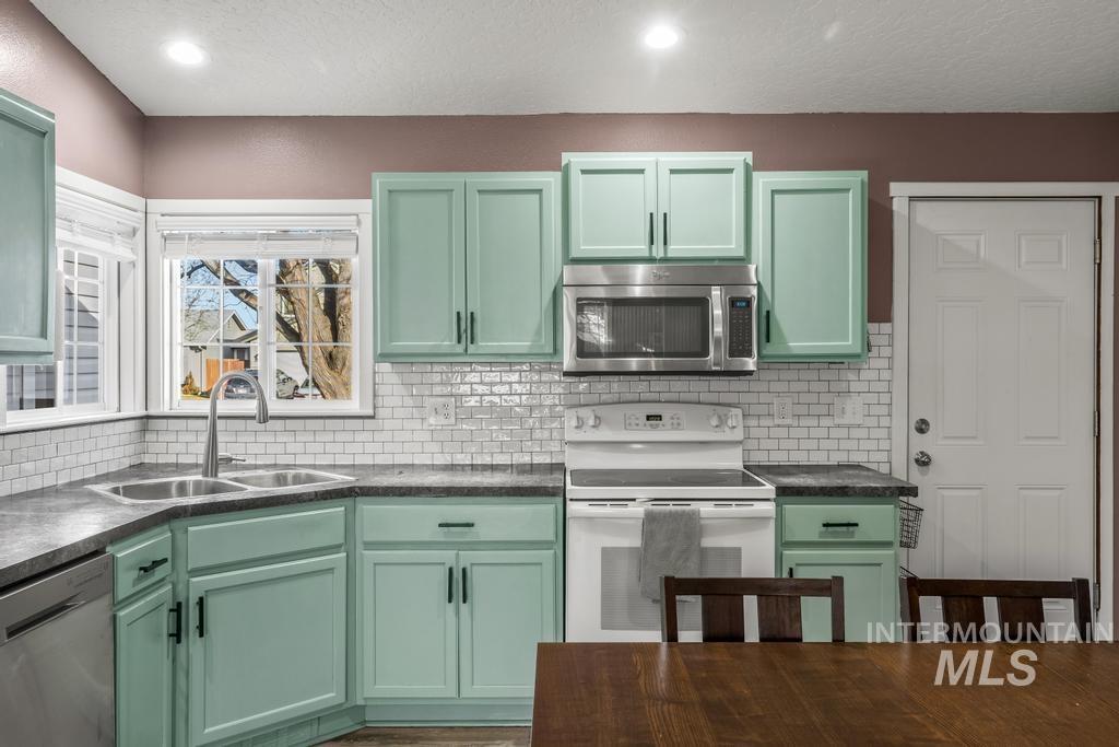 1206 Flint Dr, Caldwell, Idaho 83607, 3 Bedrooms, 2 Bathrooms, Residential For Sale, Price $319,900,MLS 98974657