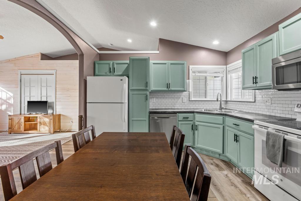 1206 Flint Dr, Caldwell, Idaho 83607, 3 Bedrooms, 2 Bathrooms, Residential For Sale, Price $319,900,MLS 98974657