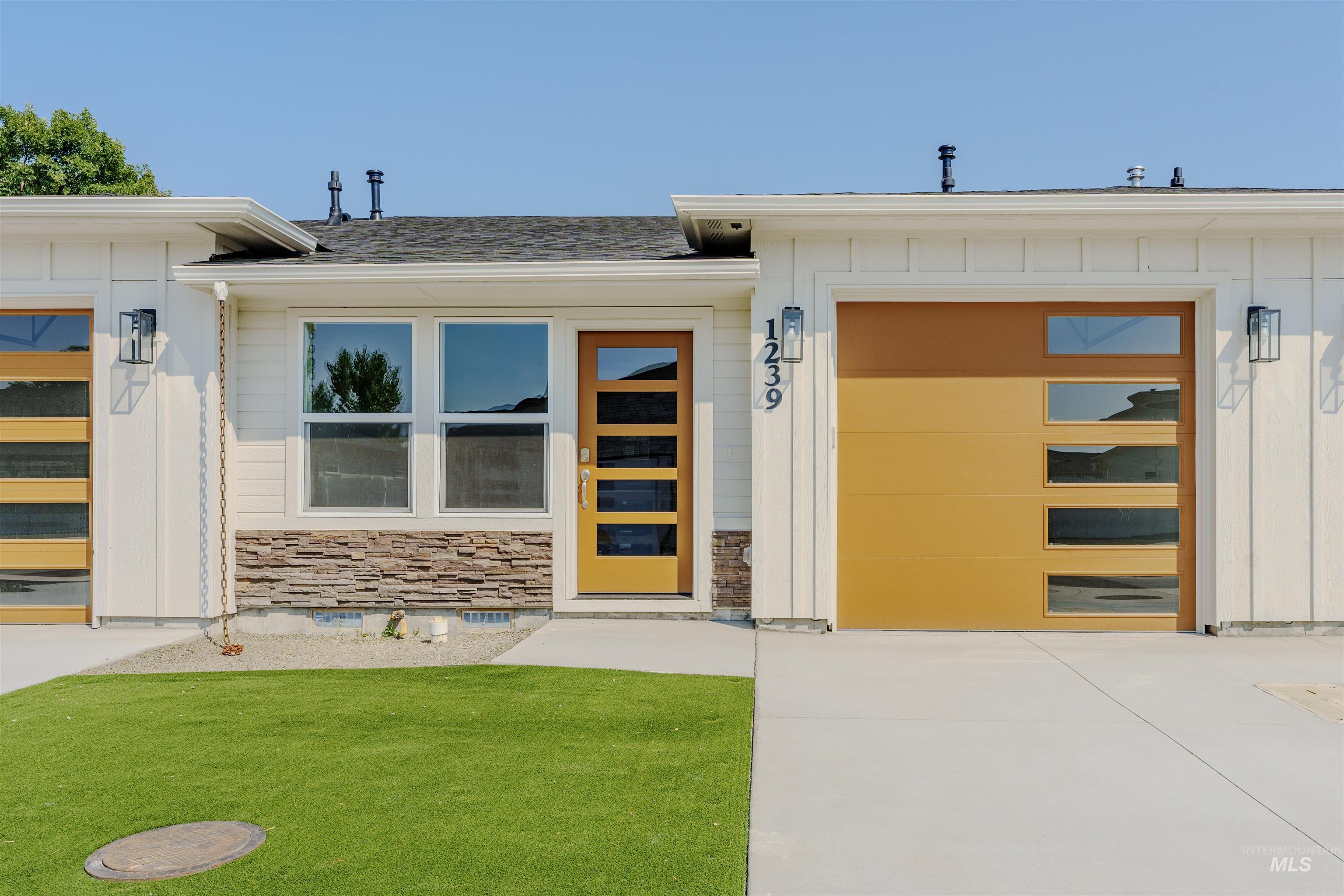 1239 Phillips Circle, Ontario, Oregon 97914-3905, 2 Bedrooms, 2 Bathrooms, Residential For Sale, Price $230,000,MLS 98974673