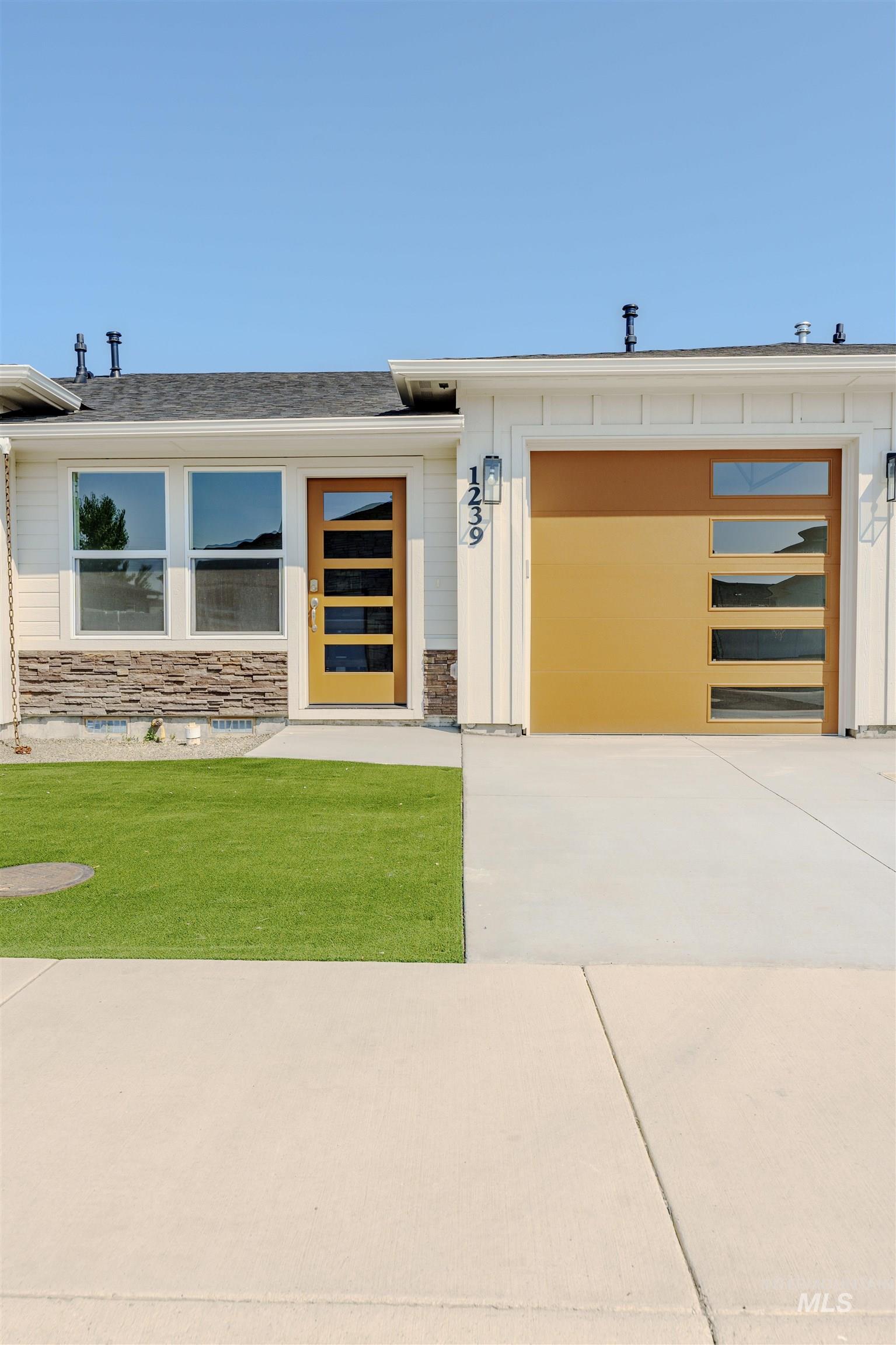 1239 Phillips Circle, Ontario, Oregon 97914-3905, 2 Bedrooms, 2 Bathrooms, Residential For Sale, Price $230,000,MLS 98974673