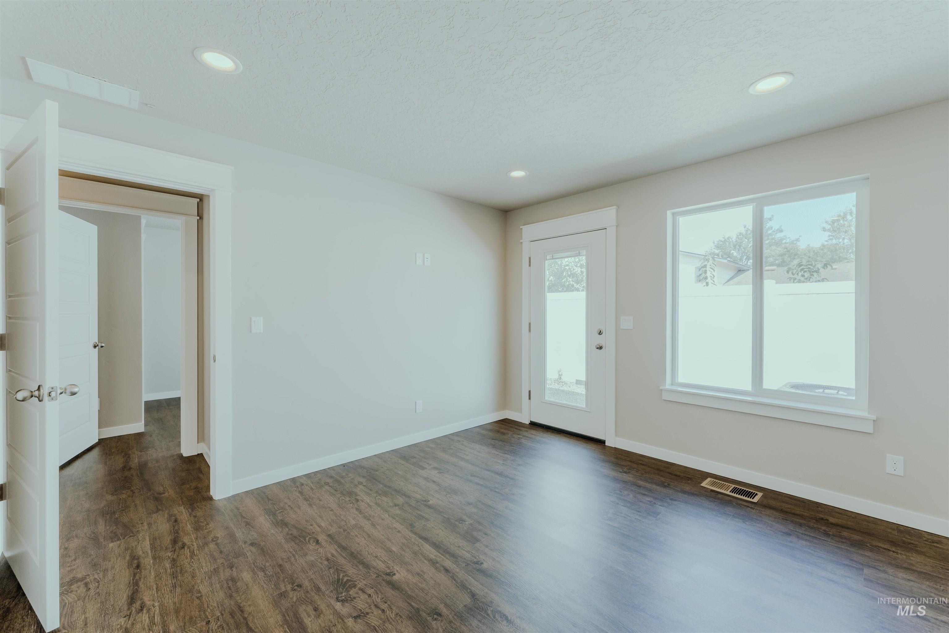 1239 Phillips Circle, Ontario, Oregon 97914-3905, 2 Bedrooms, 2 Bathrooms, Residential For Sale, Price $230,000,MLS 98974673