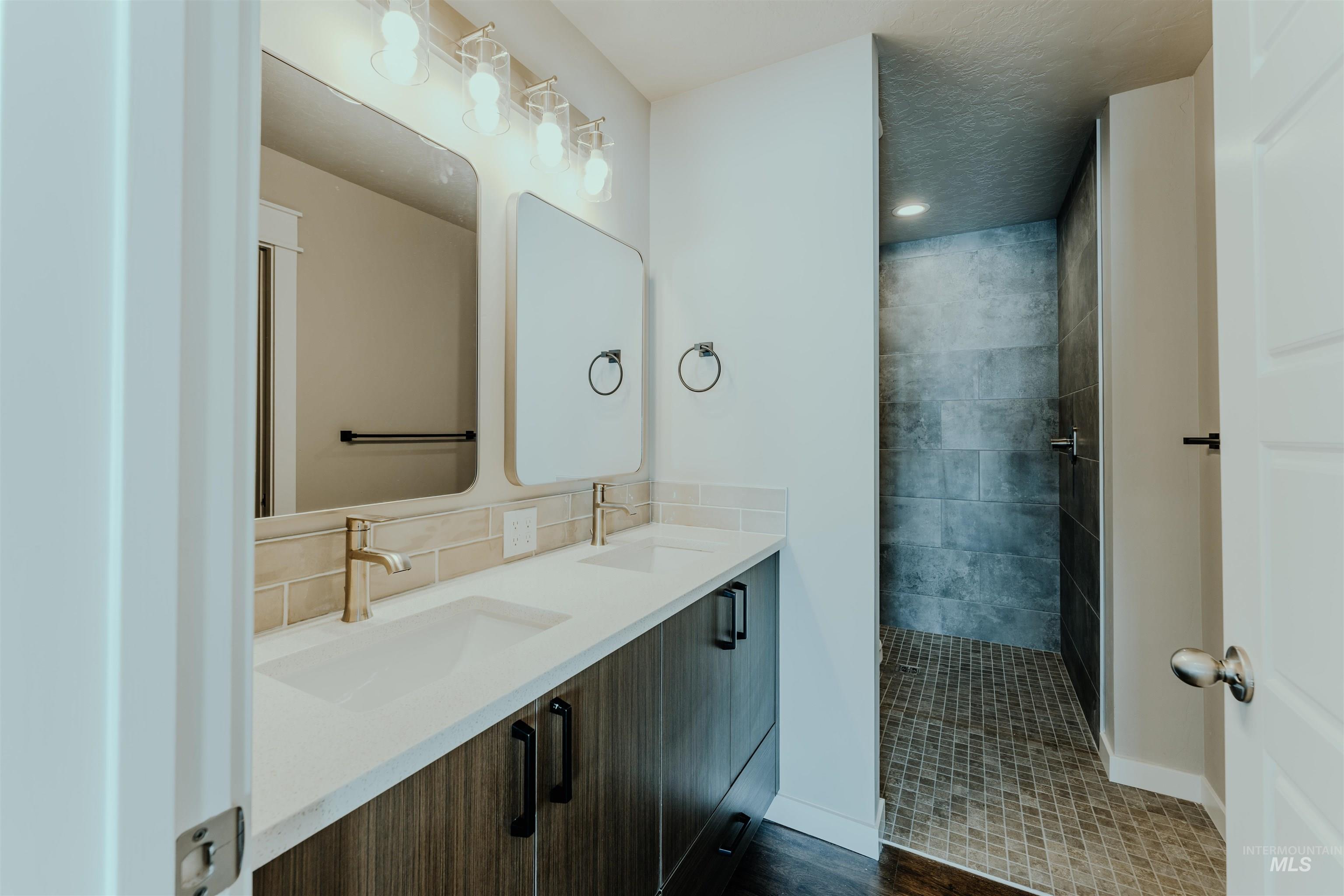 1239 Phillips Circle, Ontario, Oregon 97914-3905, 2 Bedrooms, 2 Bathrooms, Residential For Sale, Price $230,000,MLS 98974673