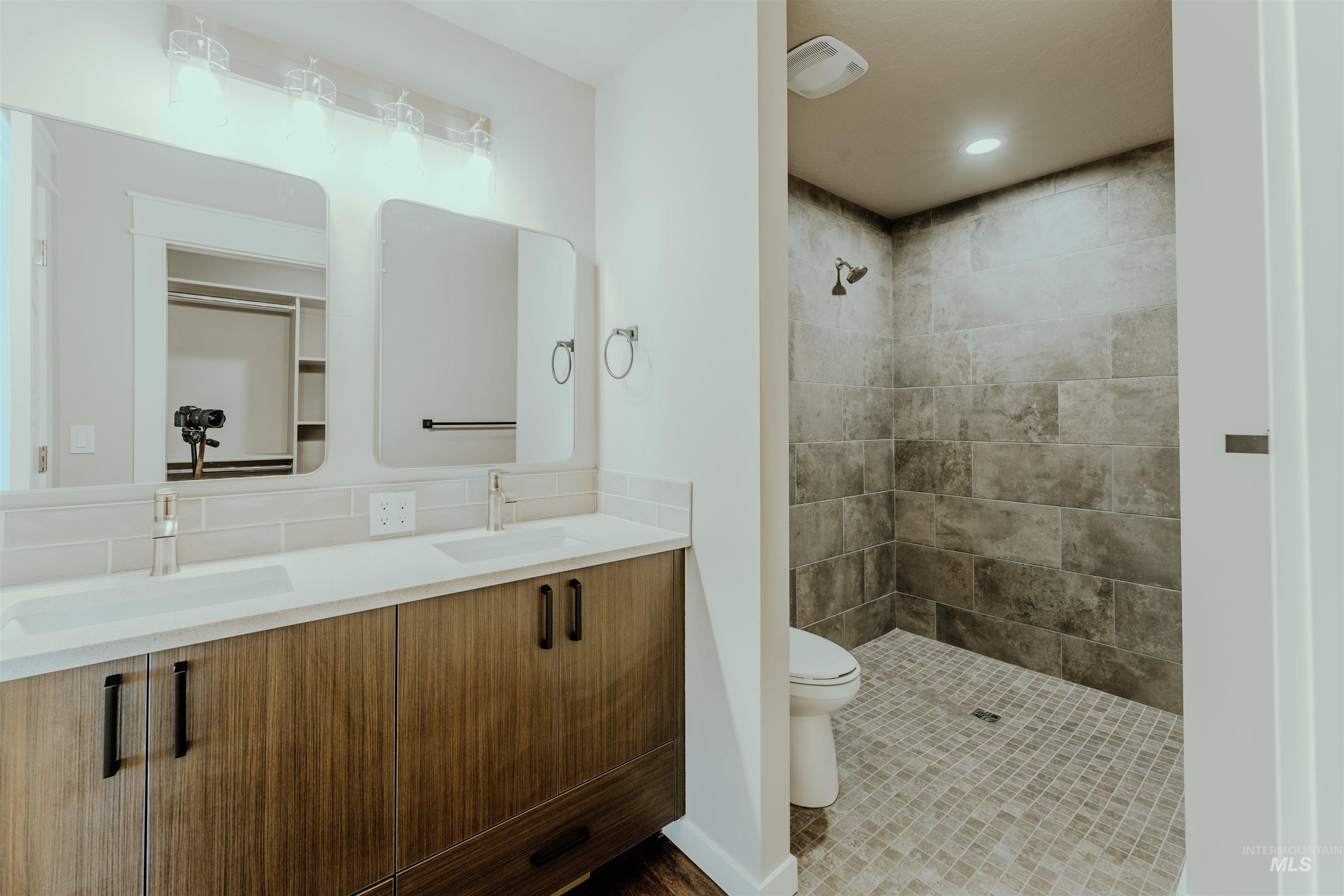 1239 Phillips Circle, Ontario, Oregon 97914-3905, 2 Bedrooms, 2 Bathrooms, Residential For Sale, Price $230,000,MLS 98974673