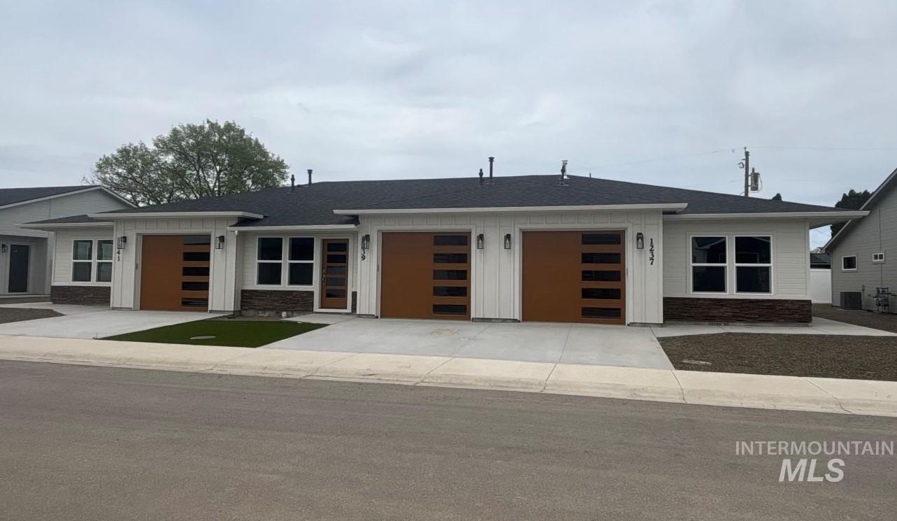 1239 Phillips Circle, Ontario, Oregon 97914-3905, 2 Bedrooms, 2 Bathrooms, Residential For Sale, Price $230,000,MLS 98974673